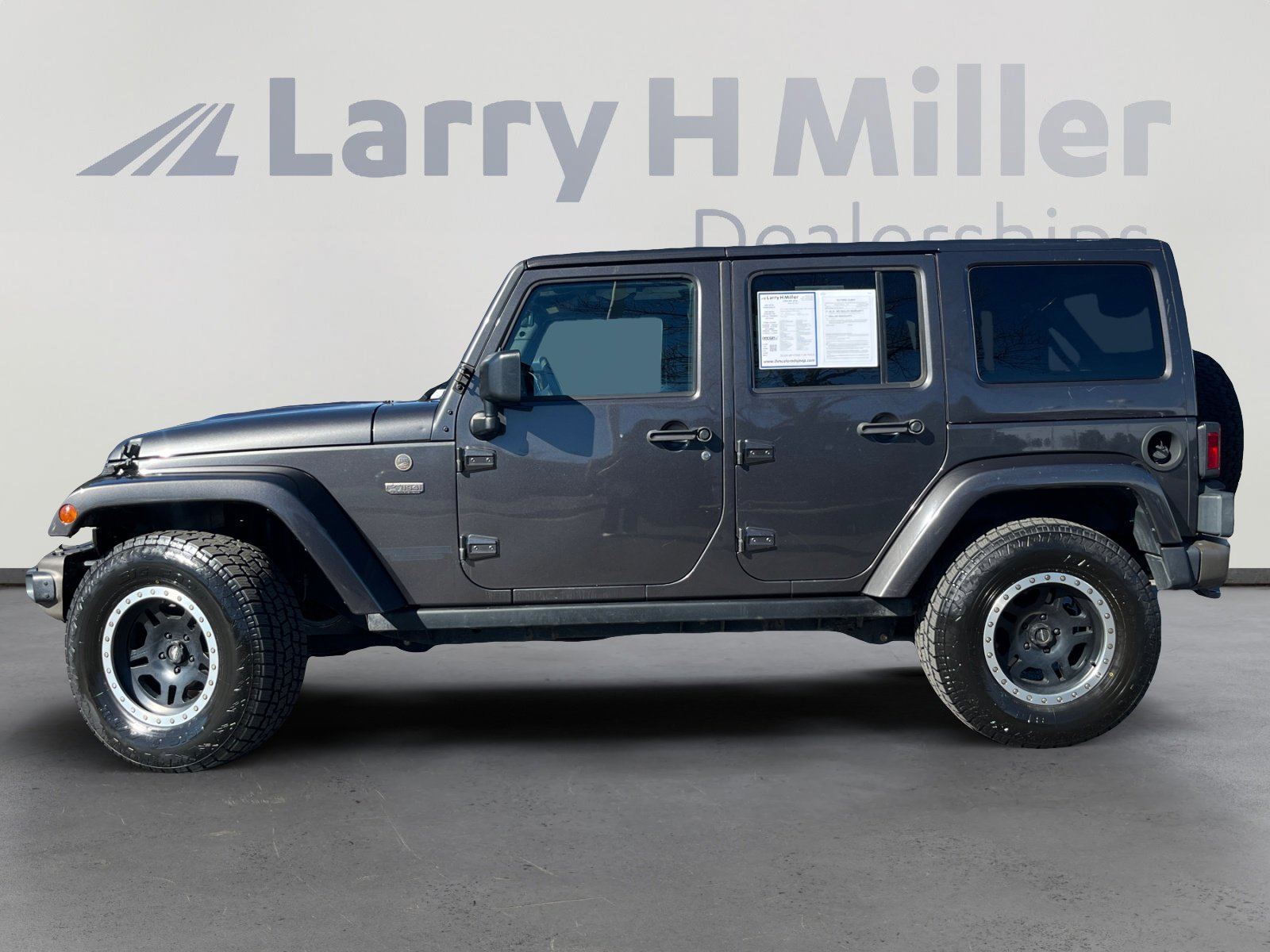 Used 2016 Jeep Wrangler Unlimited Sahara image 2