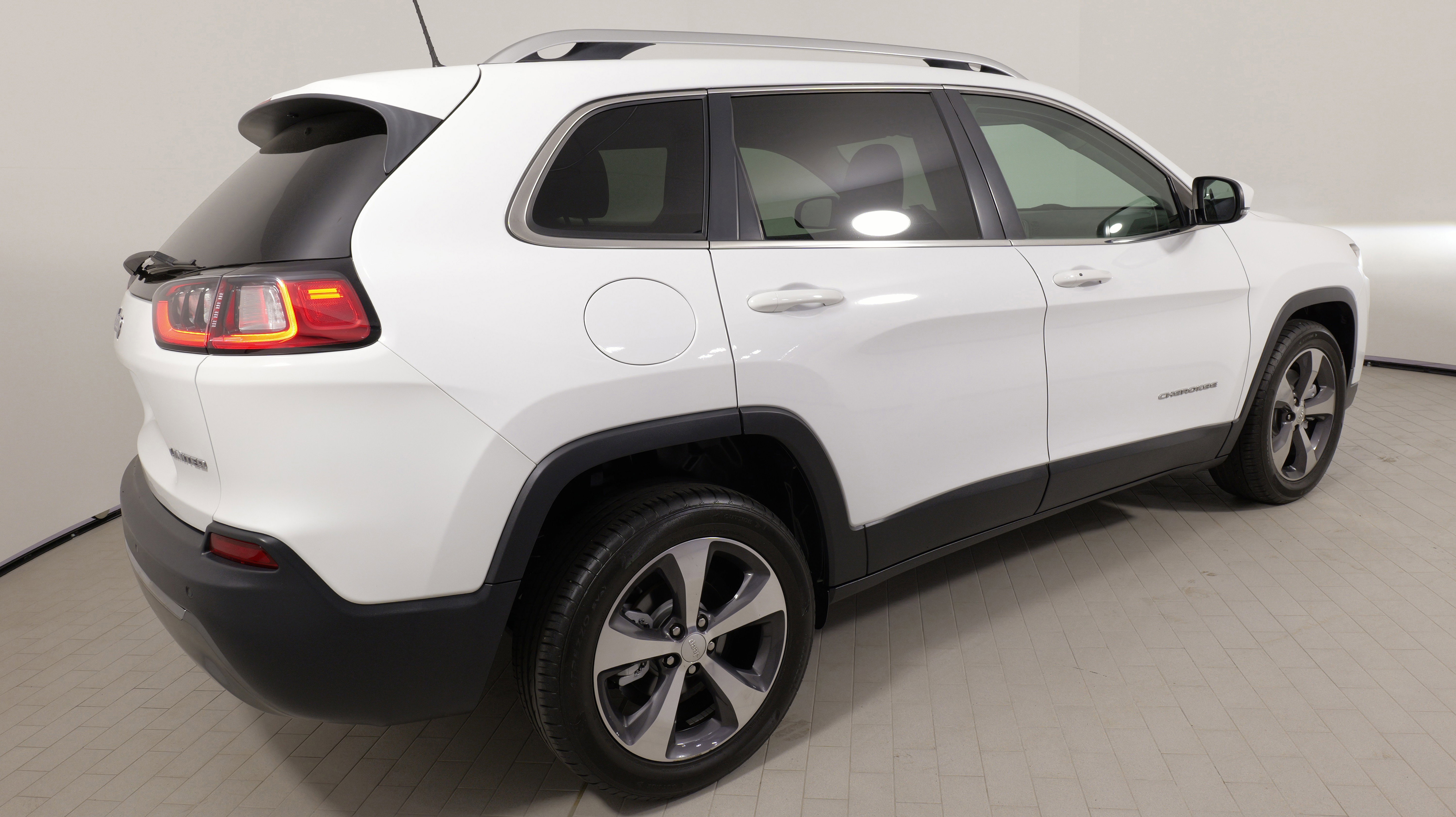 Used 2019 Jeep Cherokee Limited image 11