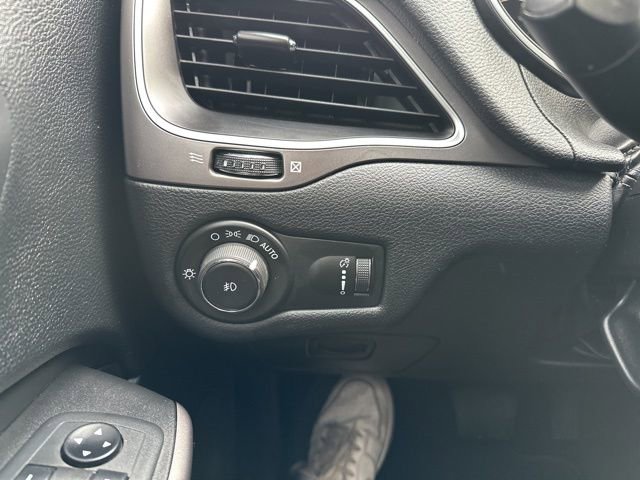 Used 2019 Jeep Cherokee Latitude w/ Popular Appearance Group image 21