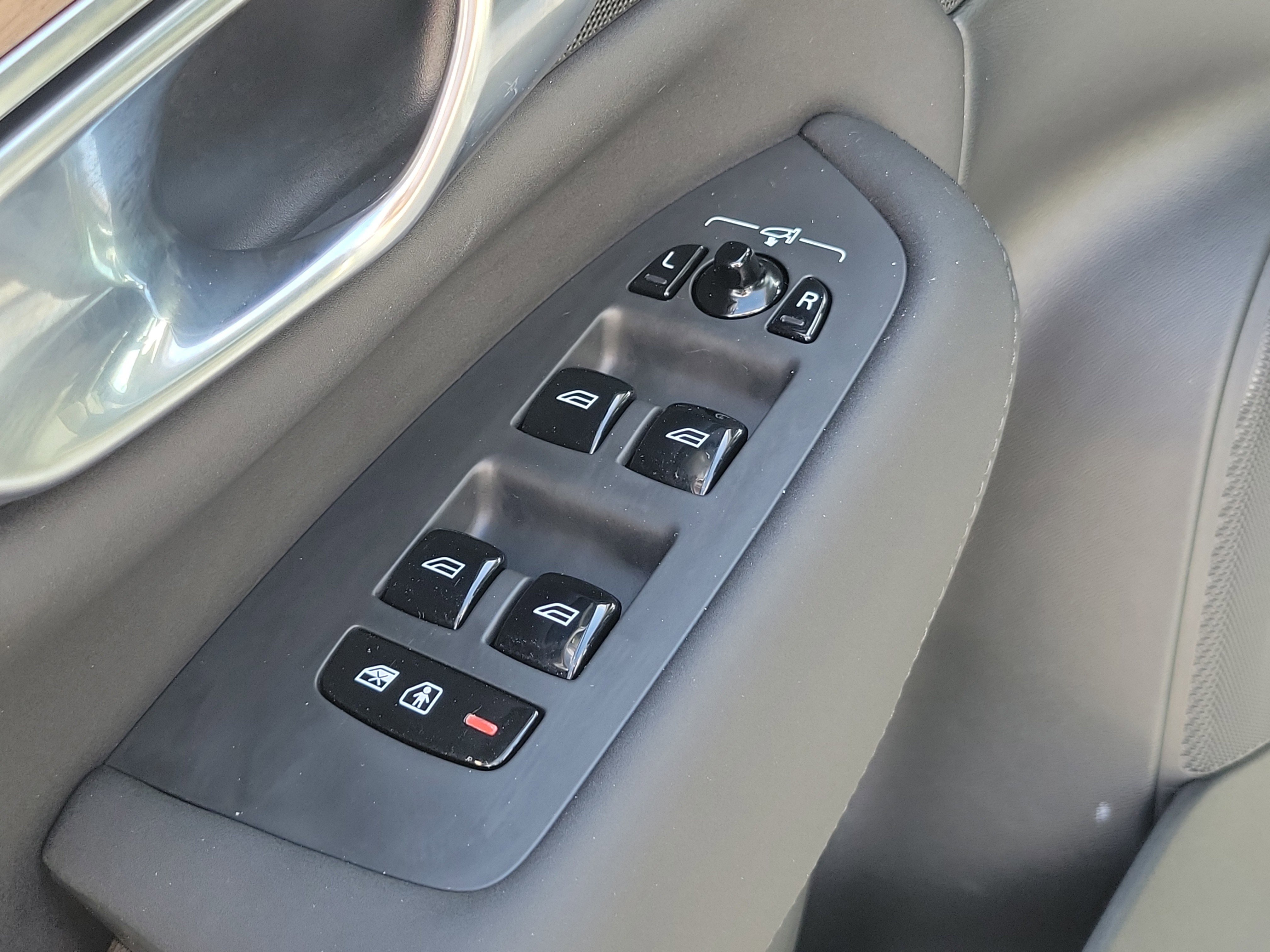 Used 2025 Volvo XC90 B6 Plus image 15