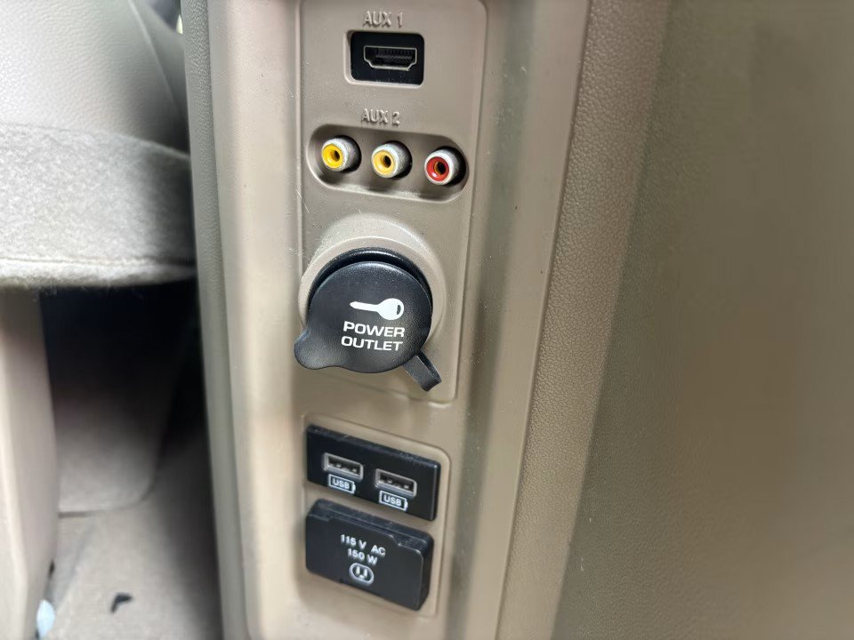 Used 2016 Chrysler Town & Country Touring FWD image 24