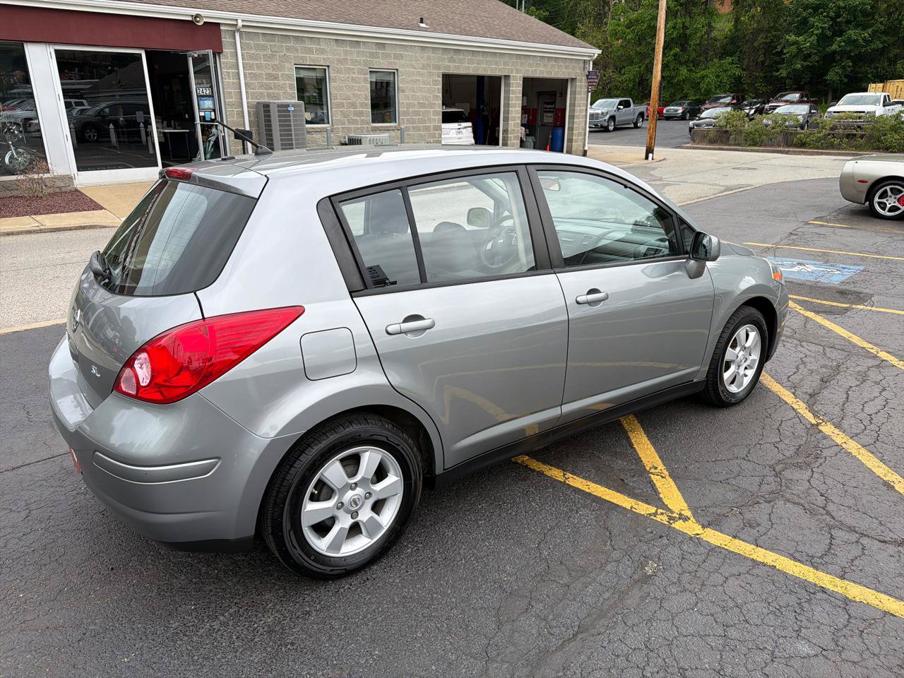 Used 2008 Nissan Versa Hatchback FWD image 11