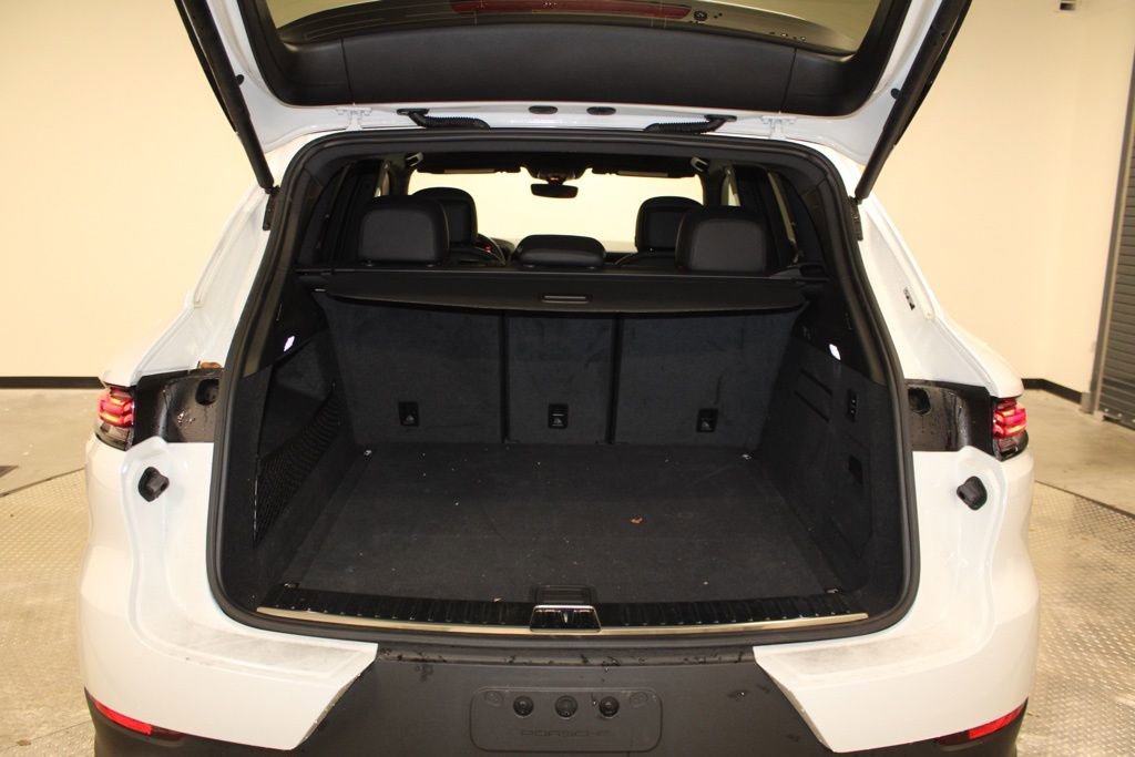 Certified 2025 Porsche Cayenne AWD/4WD image 36