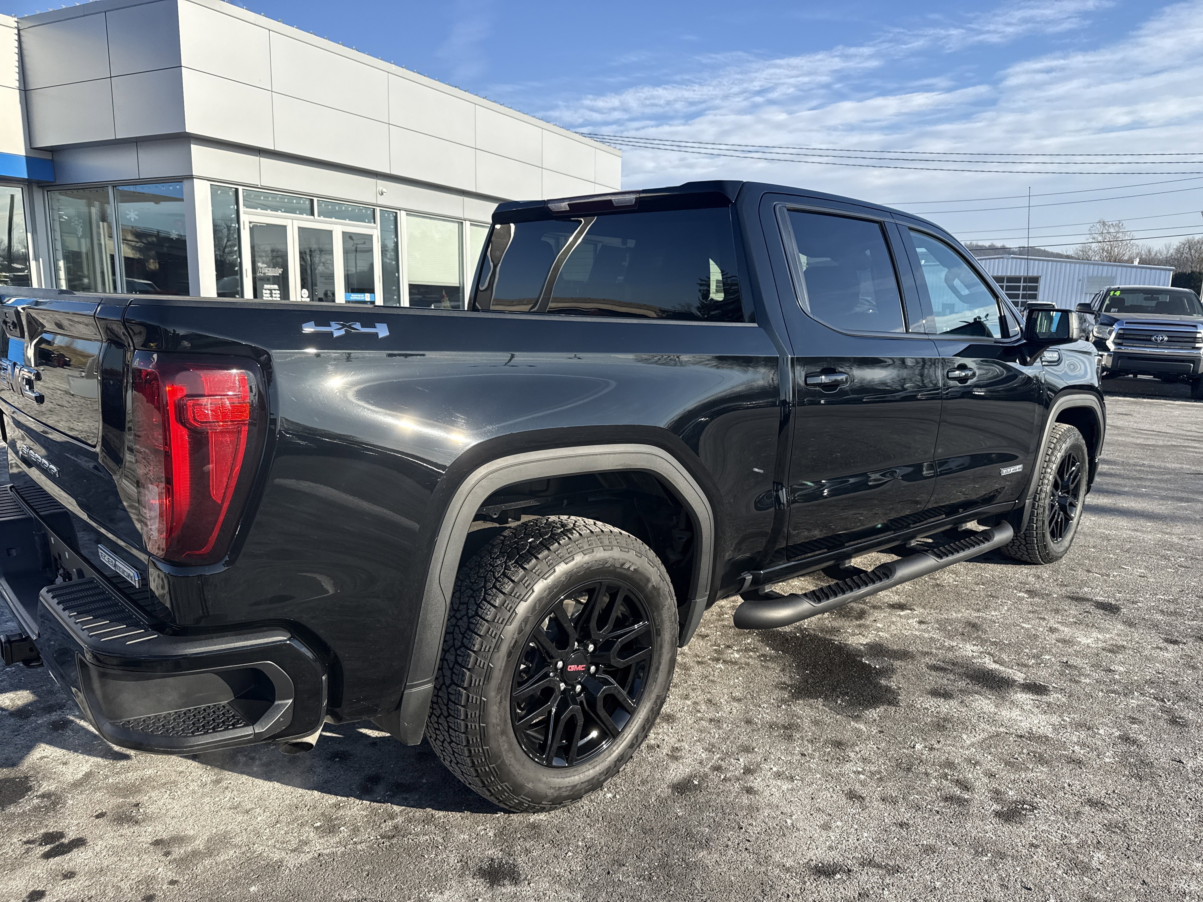 Used 2023 GMC Sierra 1500 Elevation image 3