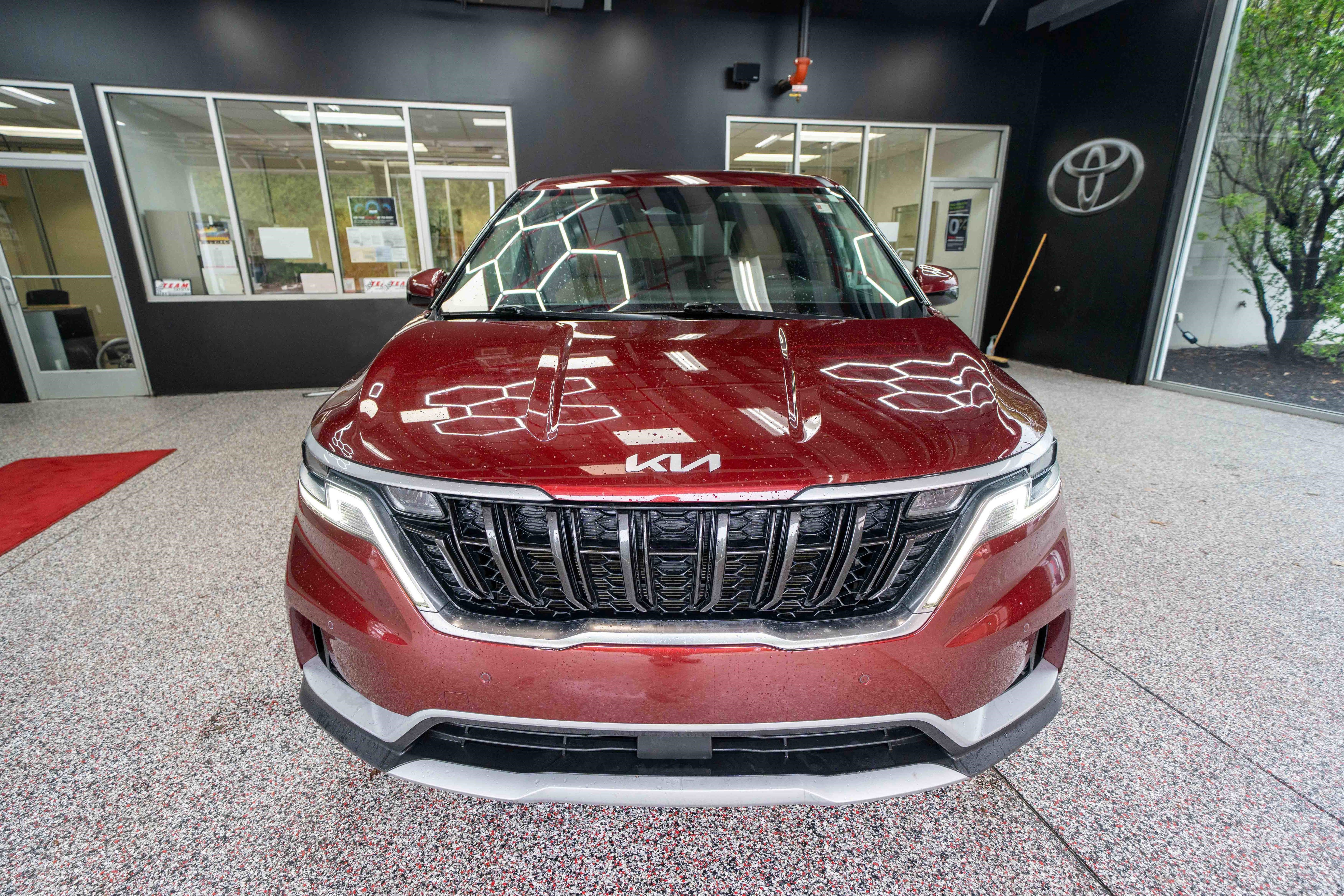 Used 2022 Kia Carnival EX image 6