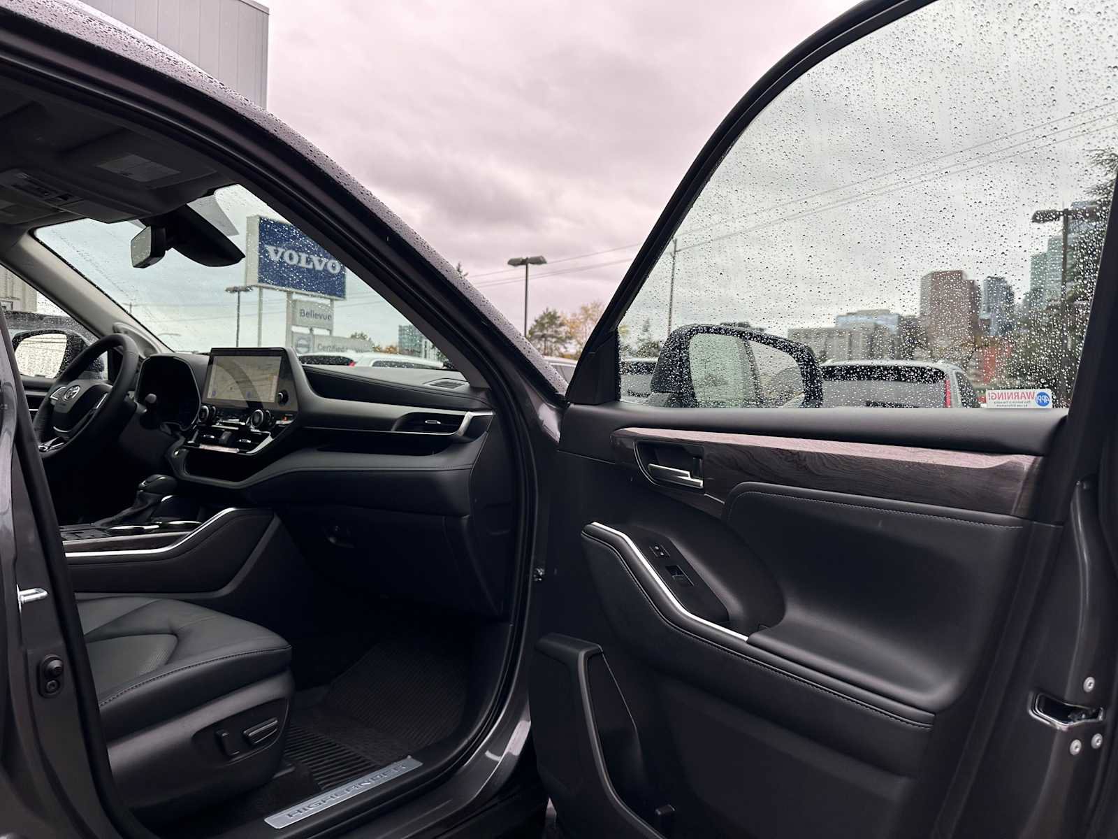 Used 2025 Toyota Highlander Limited image 11