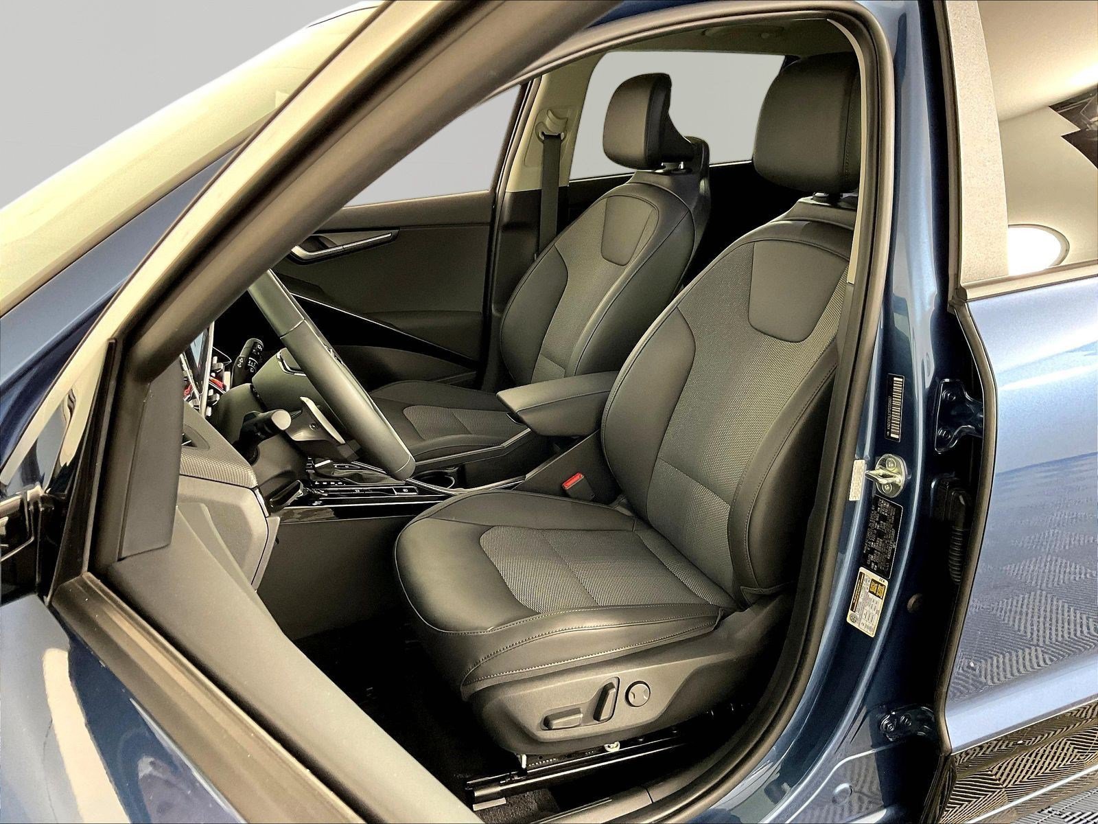Used 2023 Kia Niro EX Touring FWD image 21
