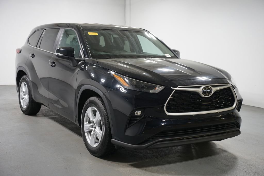 Certified 2024 Toyota Highlander LE image 3