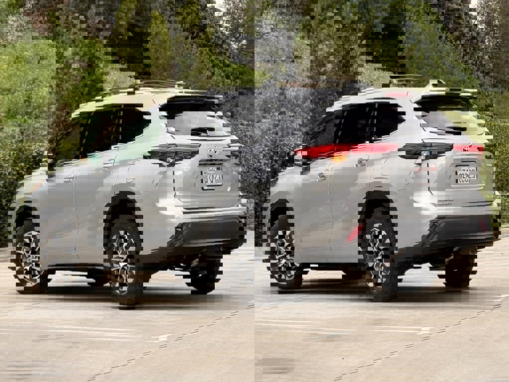 Used 2022 Toyota Highlander XLE image 2