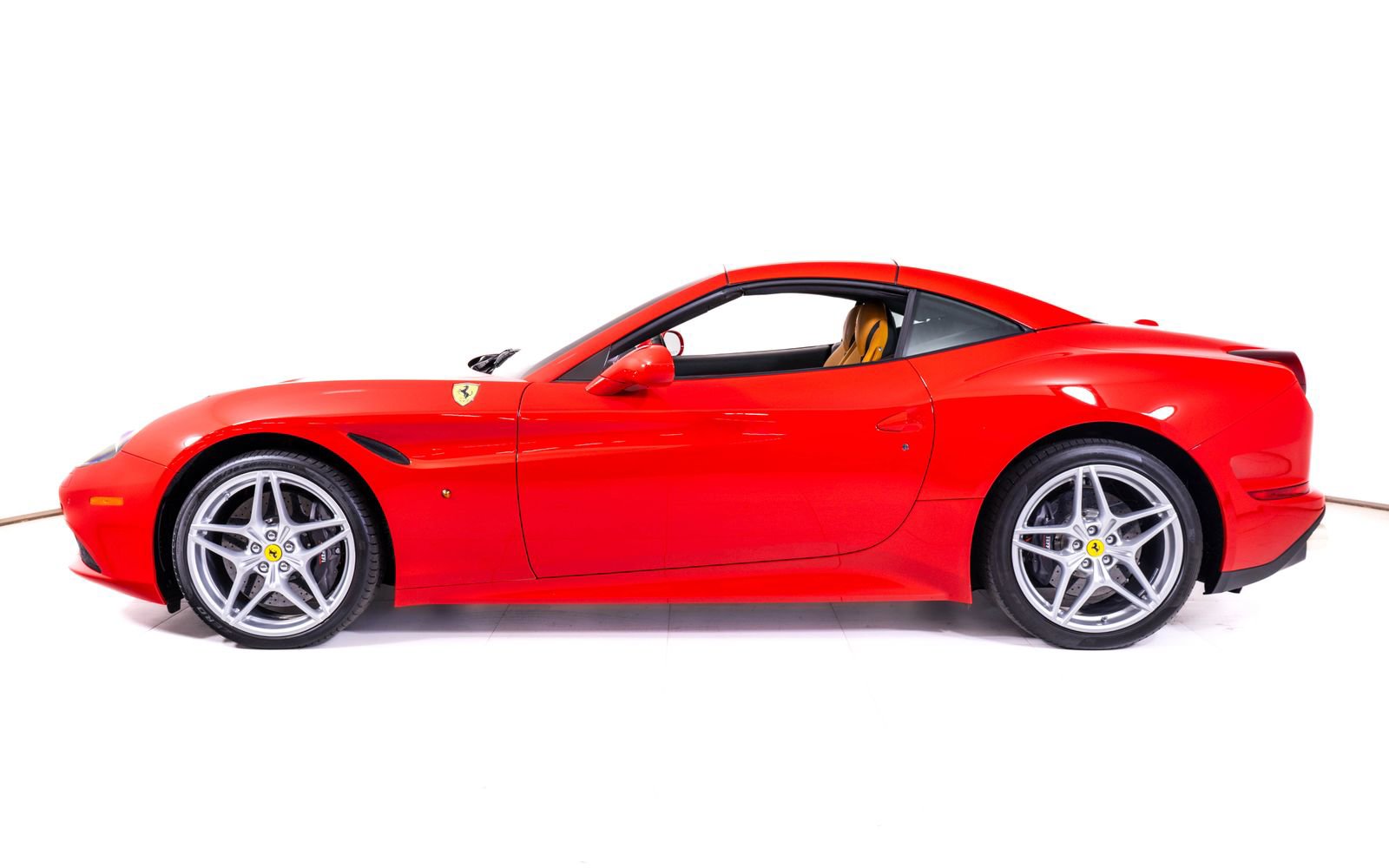Used 2016 Ferrari California T image 3