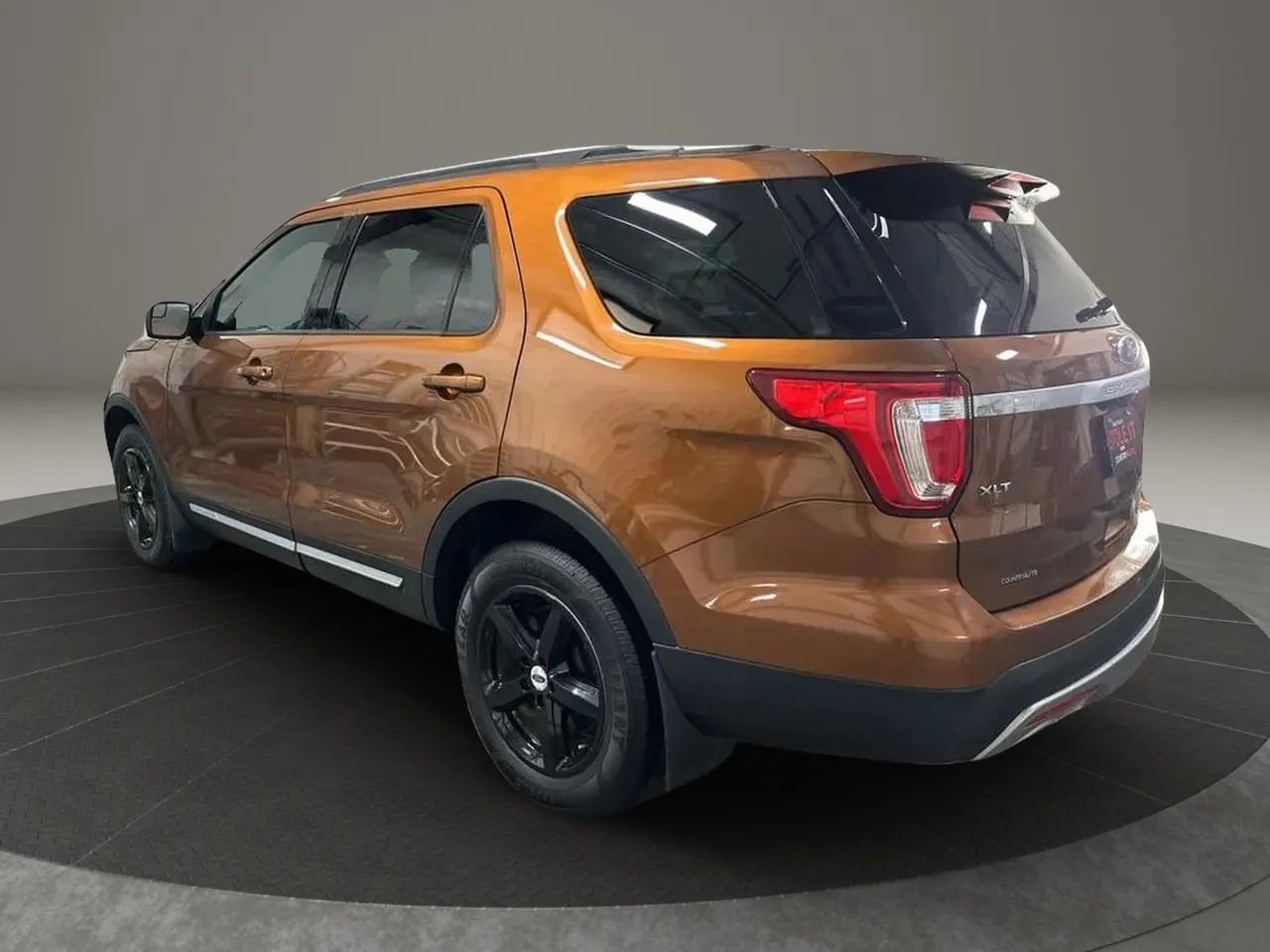 Used 2017 Ford Explorer XLT image 3