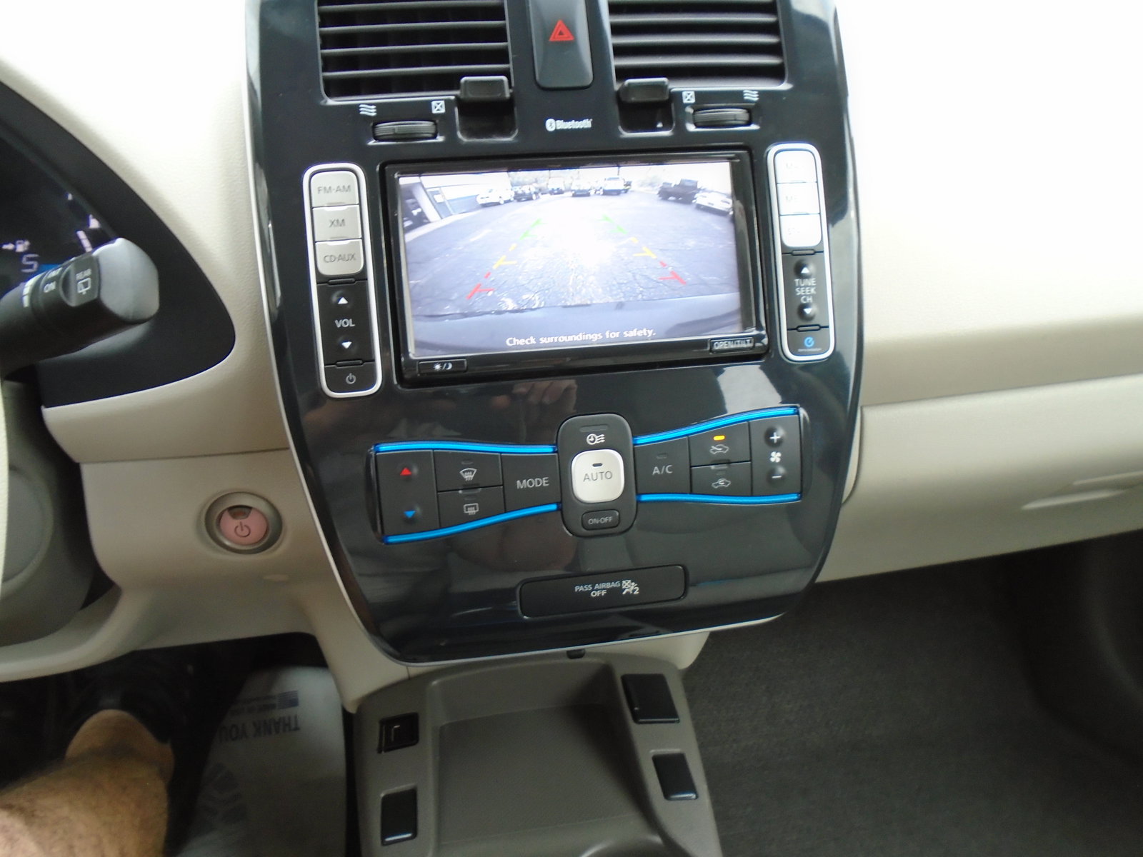 Used 2011 Nissan Leaf w/ Eco Design Pkg FWD image 18