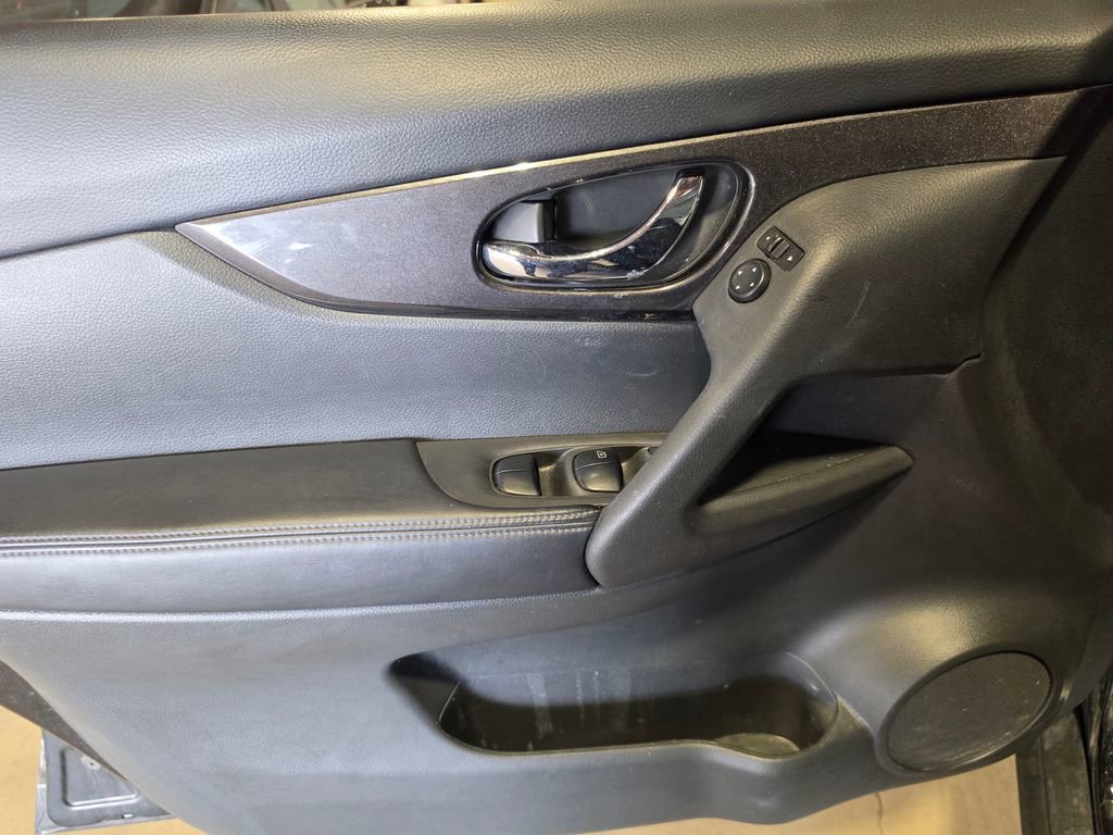 Used 2018 Nissan Rogue S image 5