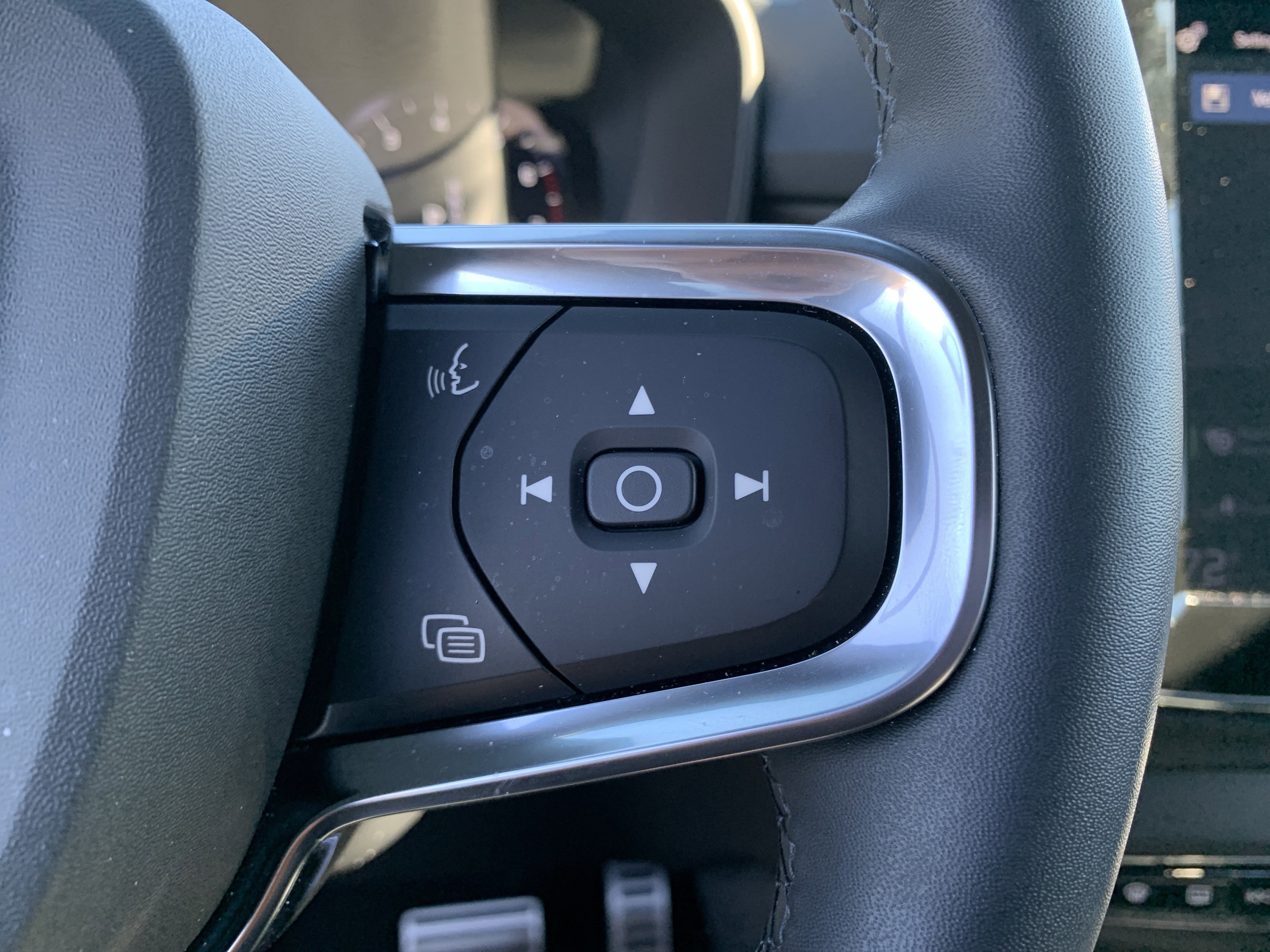 Used 2022 Volvo XC40 T5 R-Design w/ Advanced Package image 20