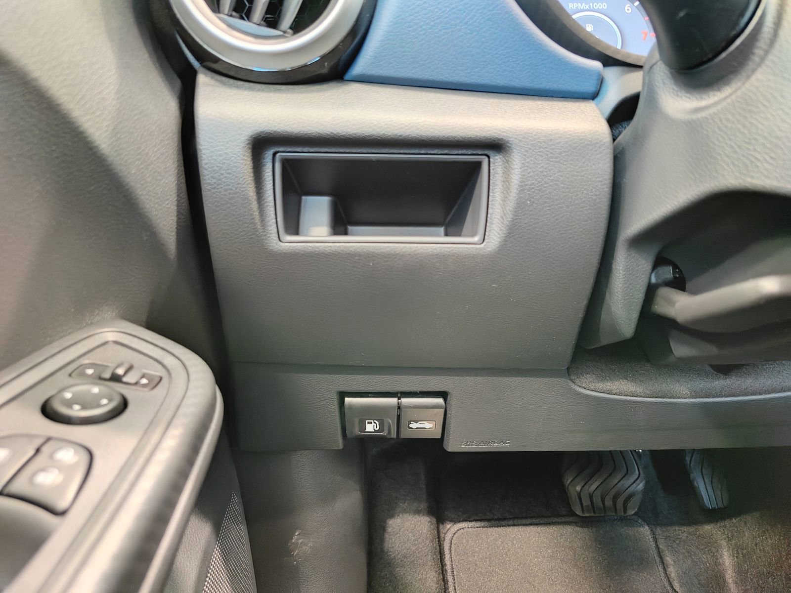 New 2025 Nissan Versa SV w/ Trunk Package FWD image 14