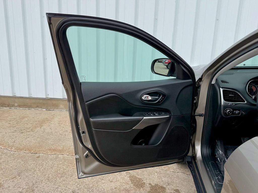Used 2019 Jeep Cherokee Limited AWD/4WD image 14