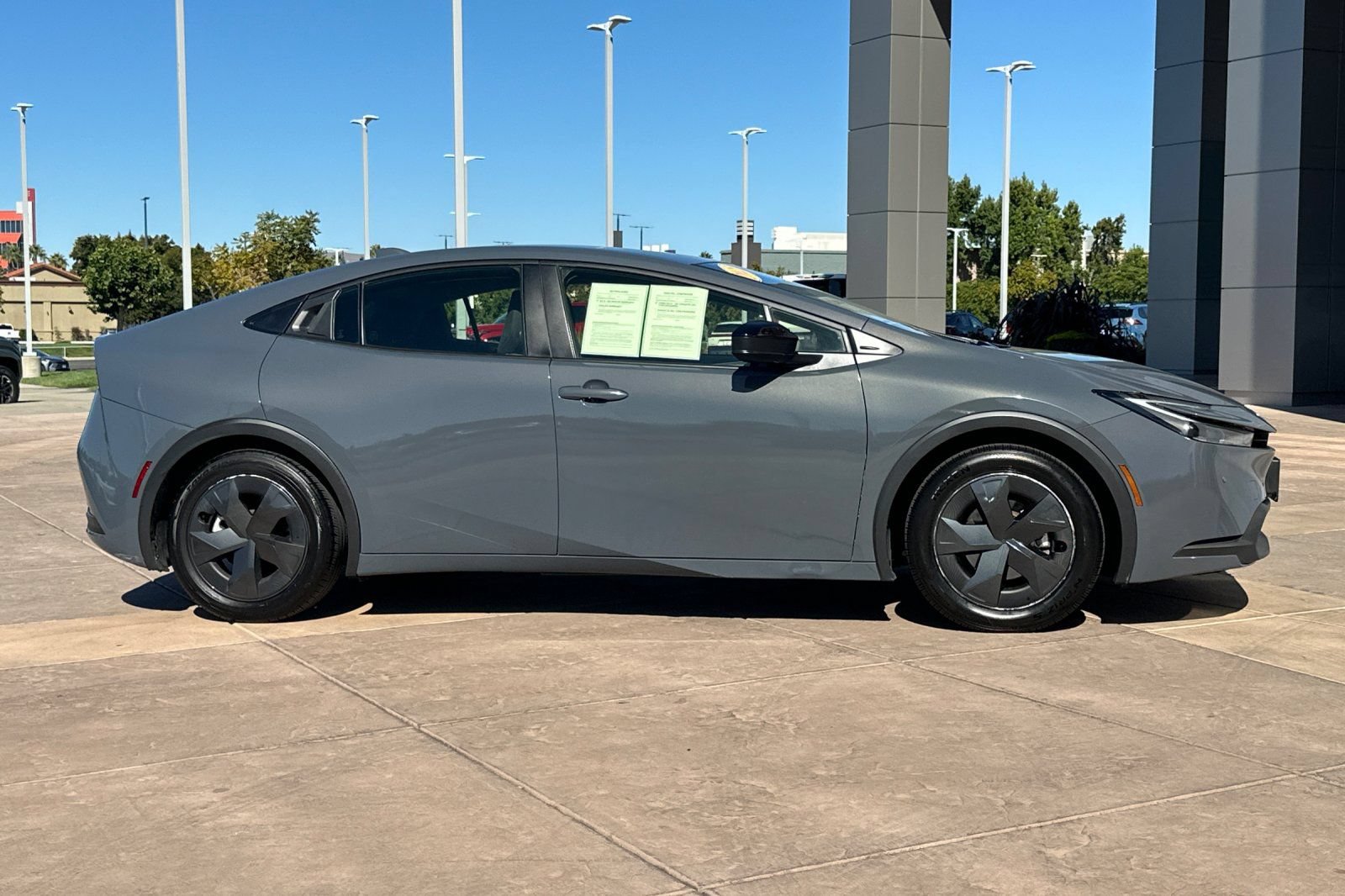 Used 2025 Toyota Prius LE FWD image 3