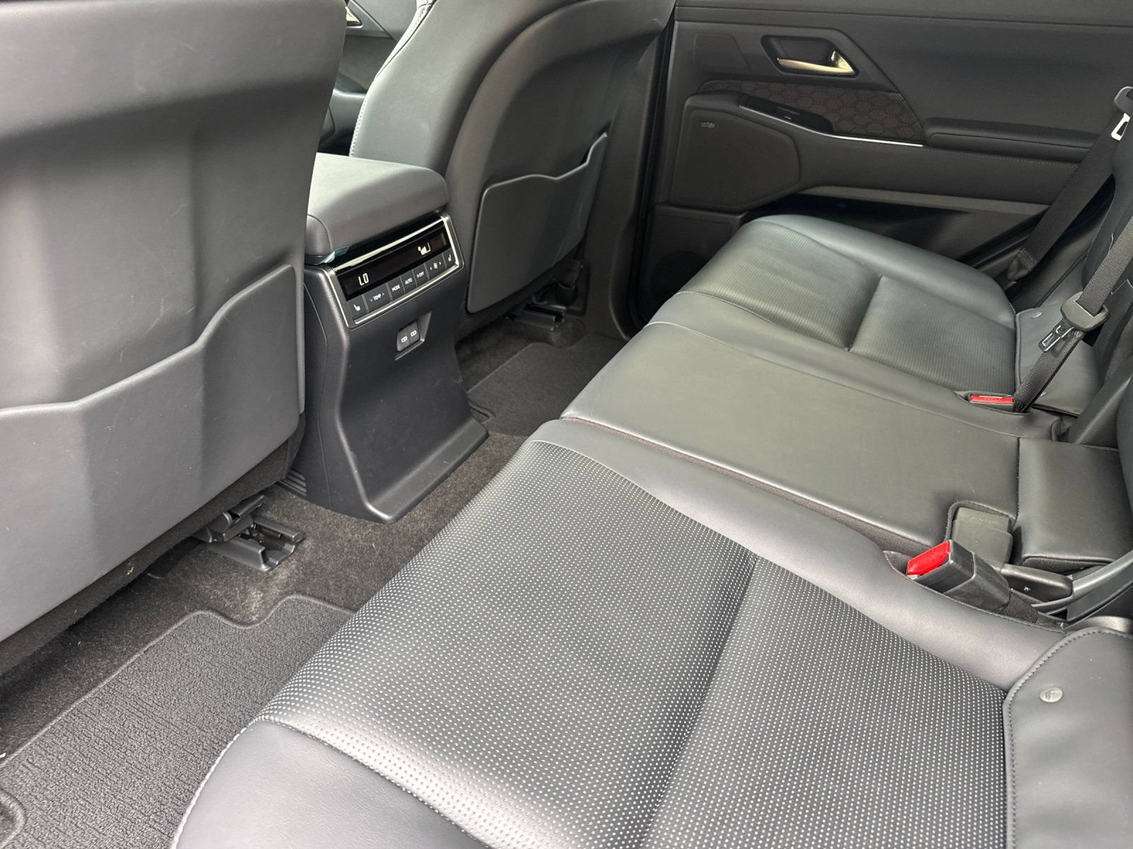 Used 2024 Lexus GX 550 w/ Accessory Package (31) AWD/4WD image 12