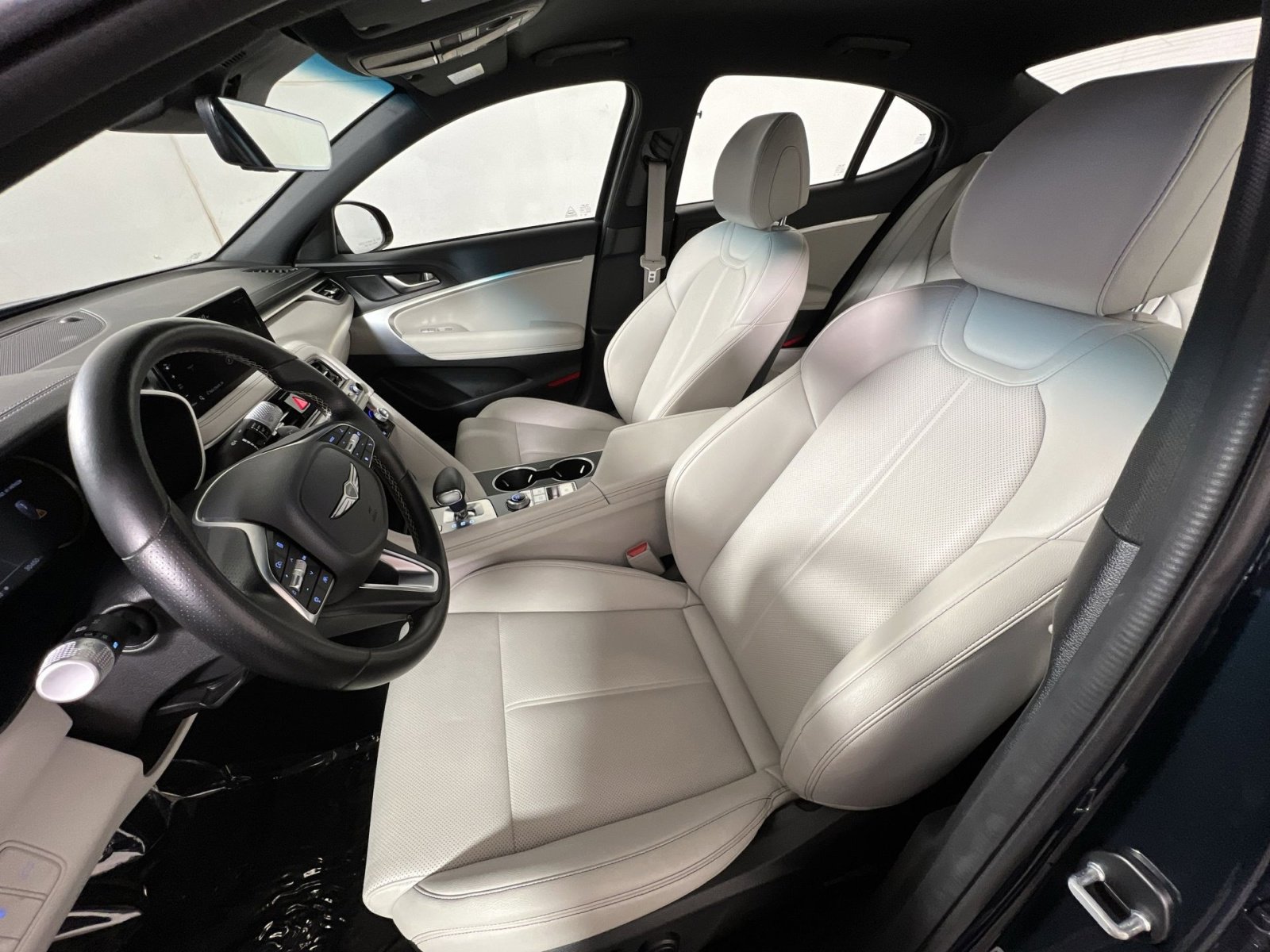 Used 2024 Genesis G70 2.5T image 13