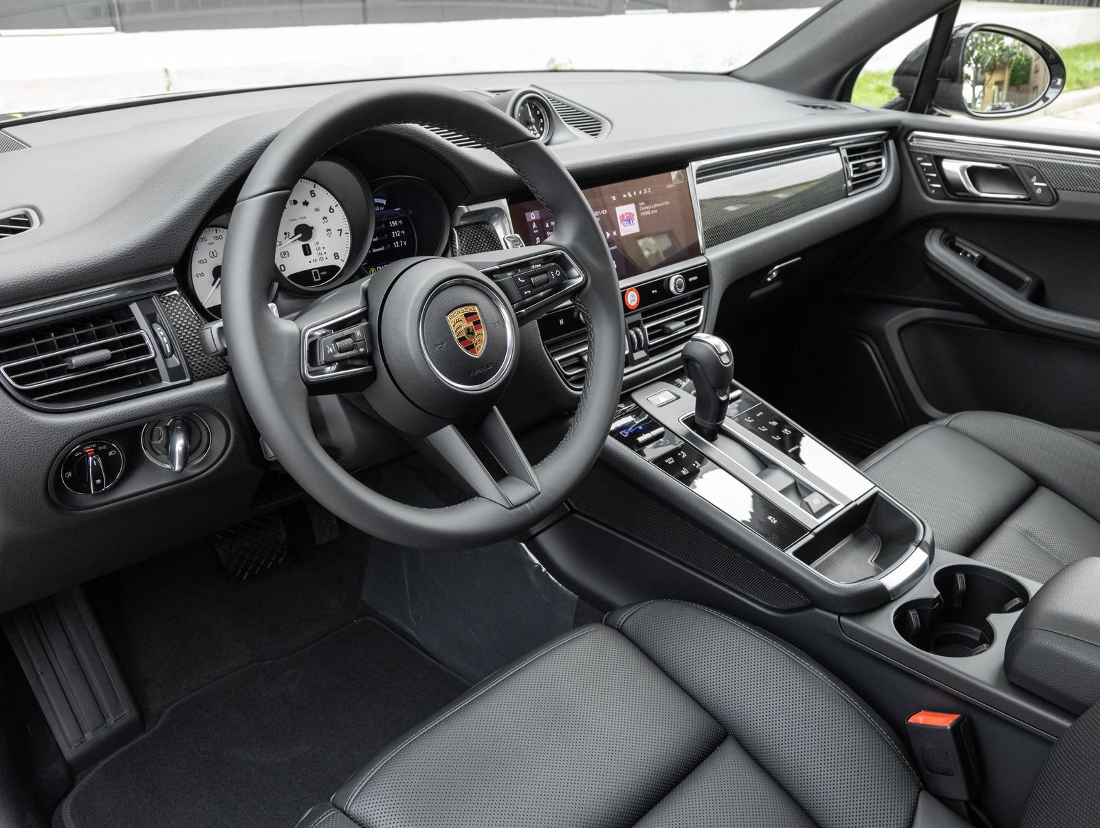 Certified 2026 Porsche Macan AWD/4WD image 4