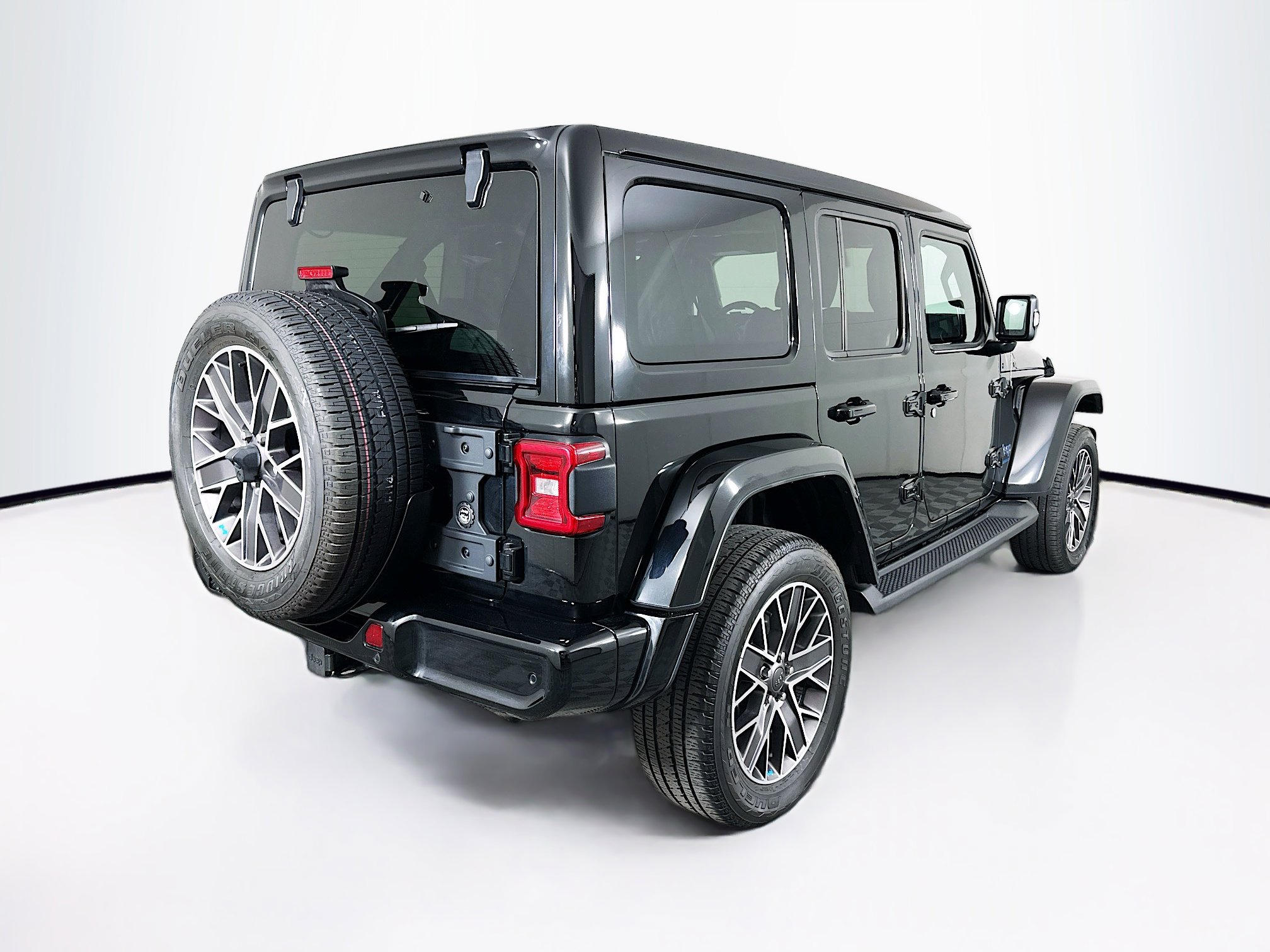 Used 2023 Jeep Wrangler Unlimited Sahara AWD/4WD image 9