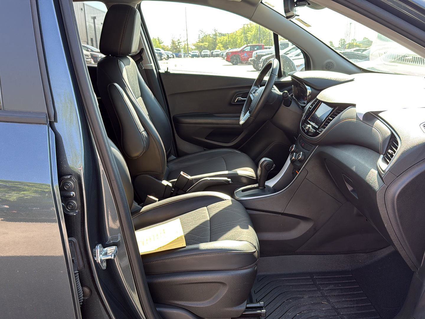 Used 2022 Chevrolet Trax LT w/ LT Convenience Package image 11