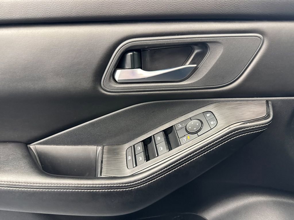 Used 2024 Nissan Rogue SV image 10