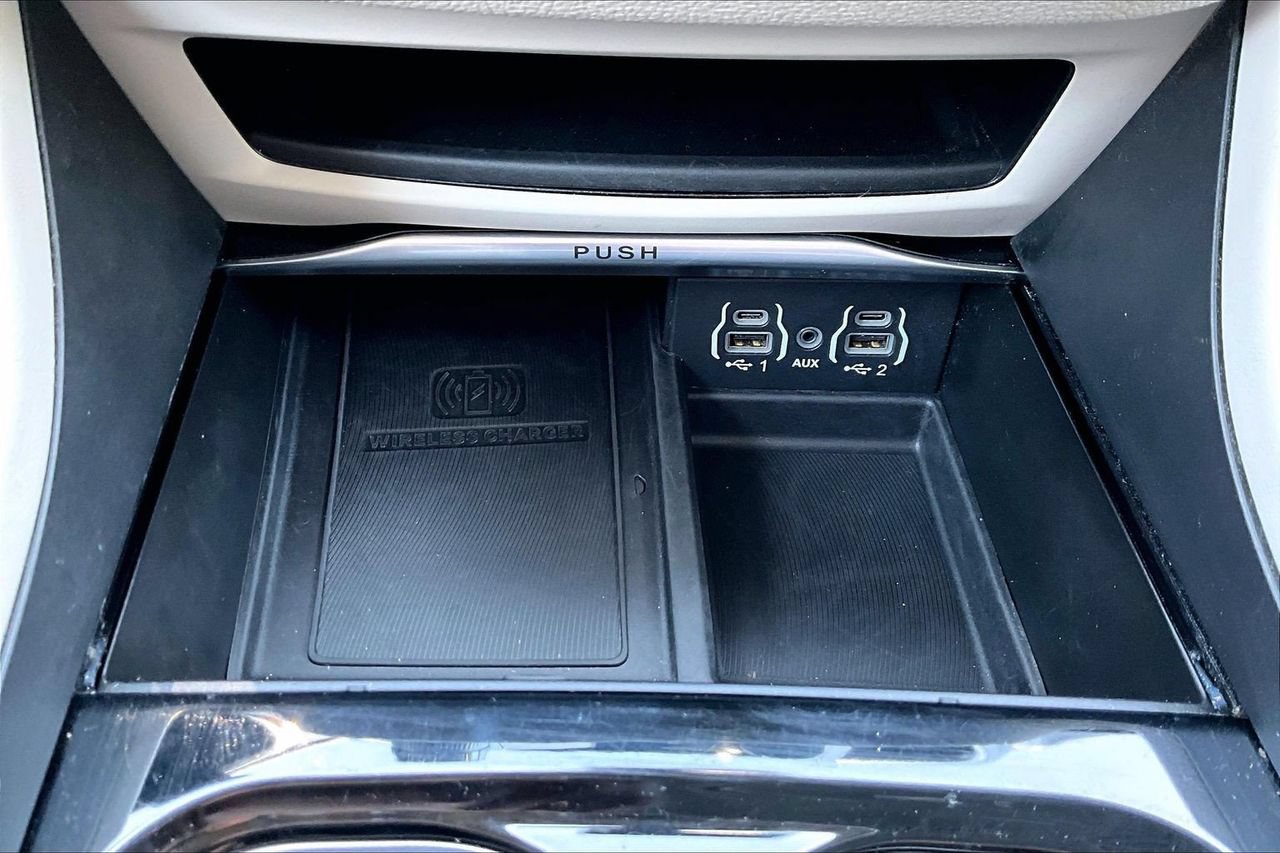 Used 2023 Chrysler Pacifica Limited FWD image 18