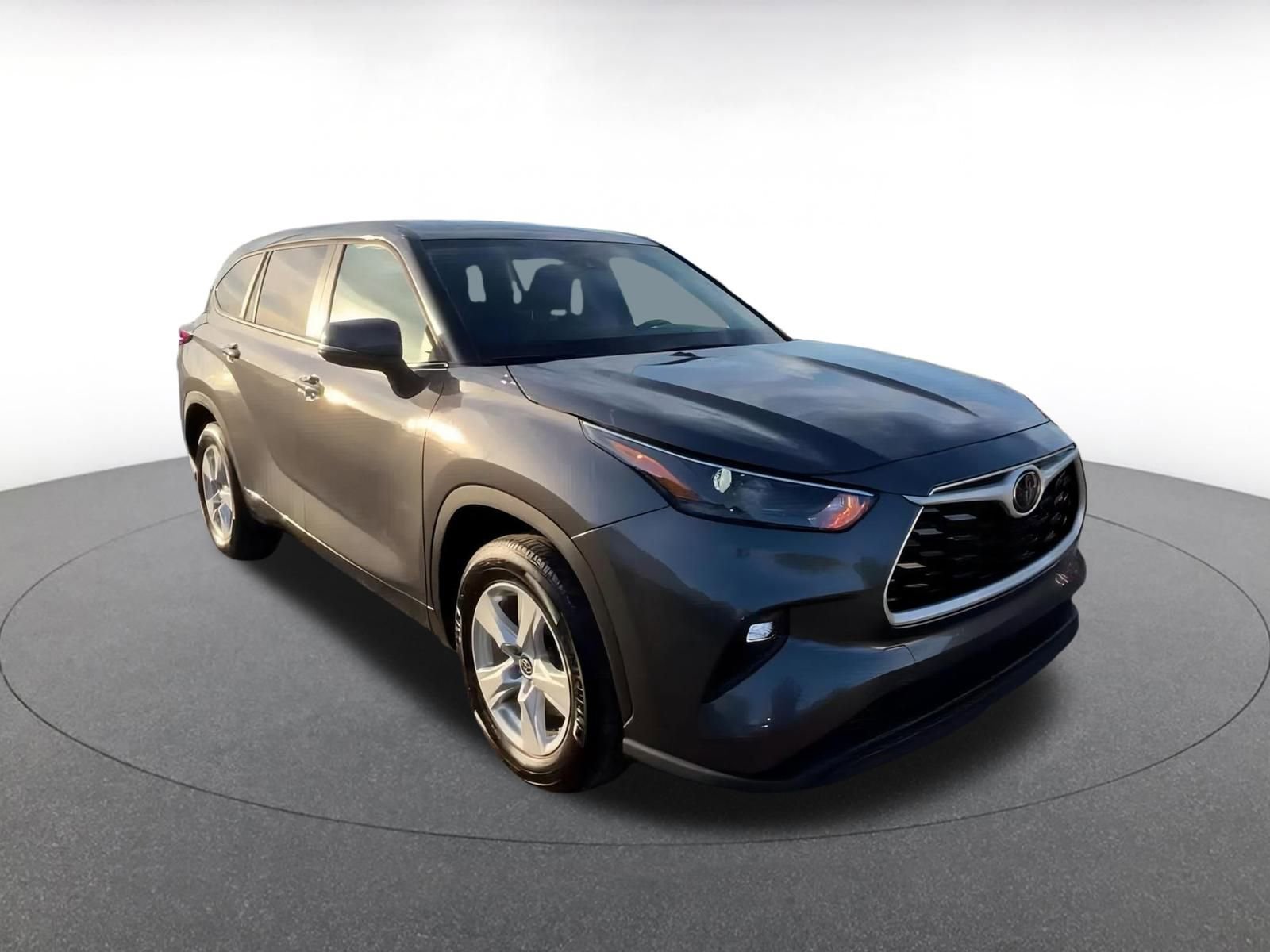 Used 2025 Toyota Highlander LE video 2