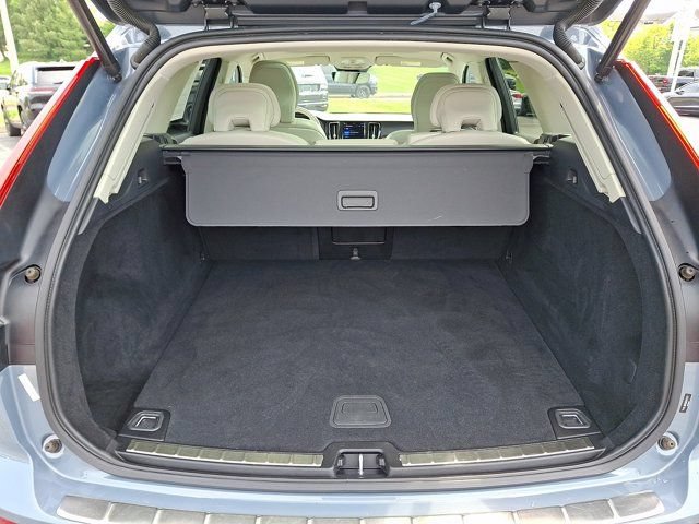 Used 2022 Volvo XC60 B5 Momentum w/ Climate Package AWD/4WD image 33