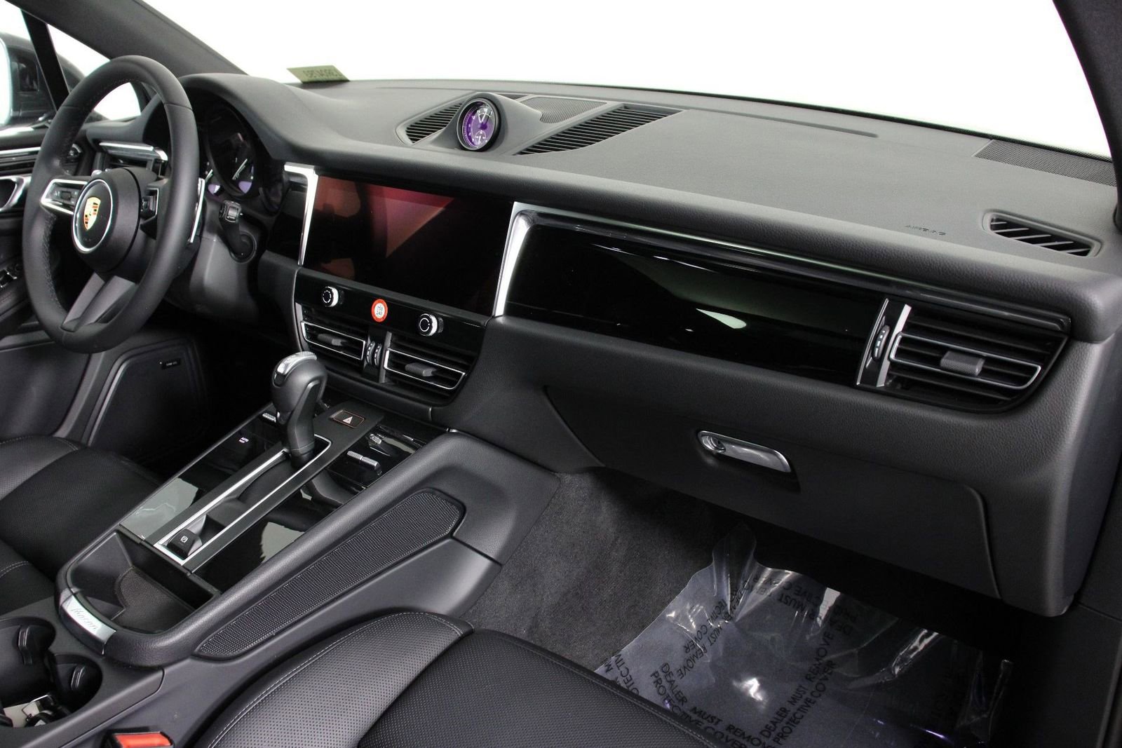 Certified 2025 Porsche Macan AWD/4WD image 24