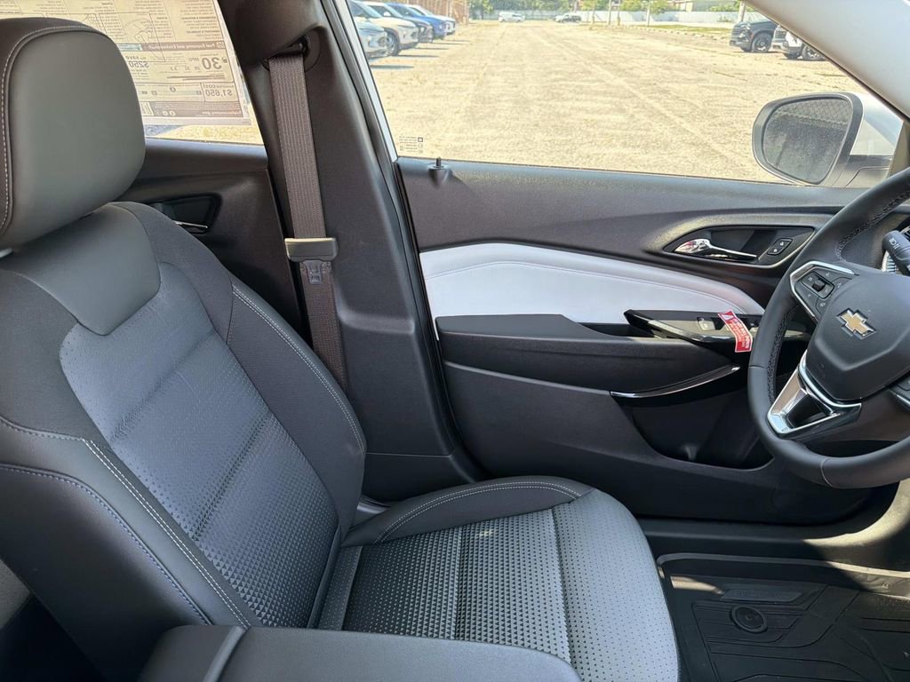 New 2026 Chevrolet Trax LT w/ LT Convenience Package FWD image 11