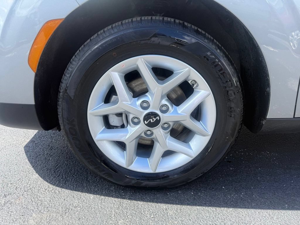 Used 2025 Kia Soul LX w/ LX Technology Package FWD image 13