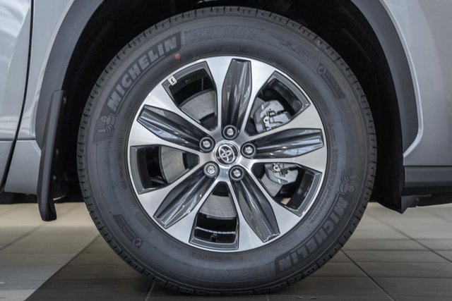 New 2025 Toyota Highlander XLE image 17