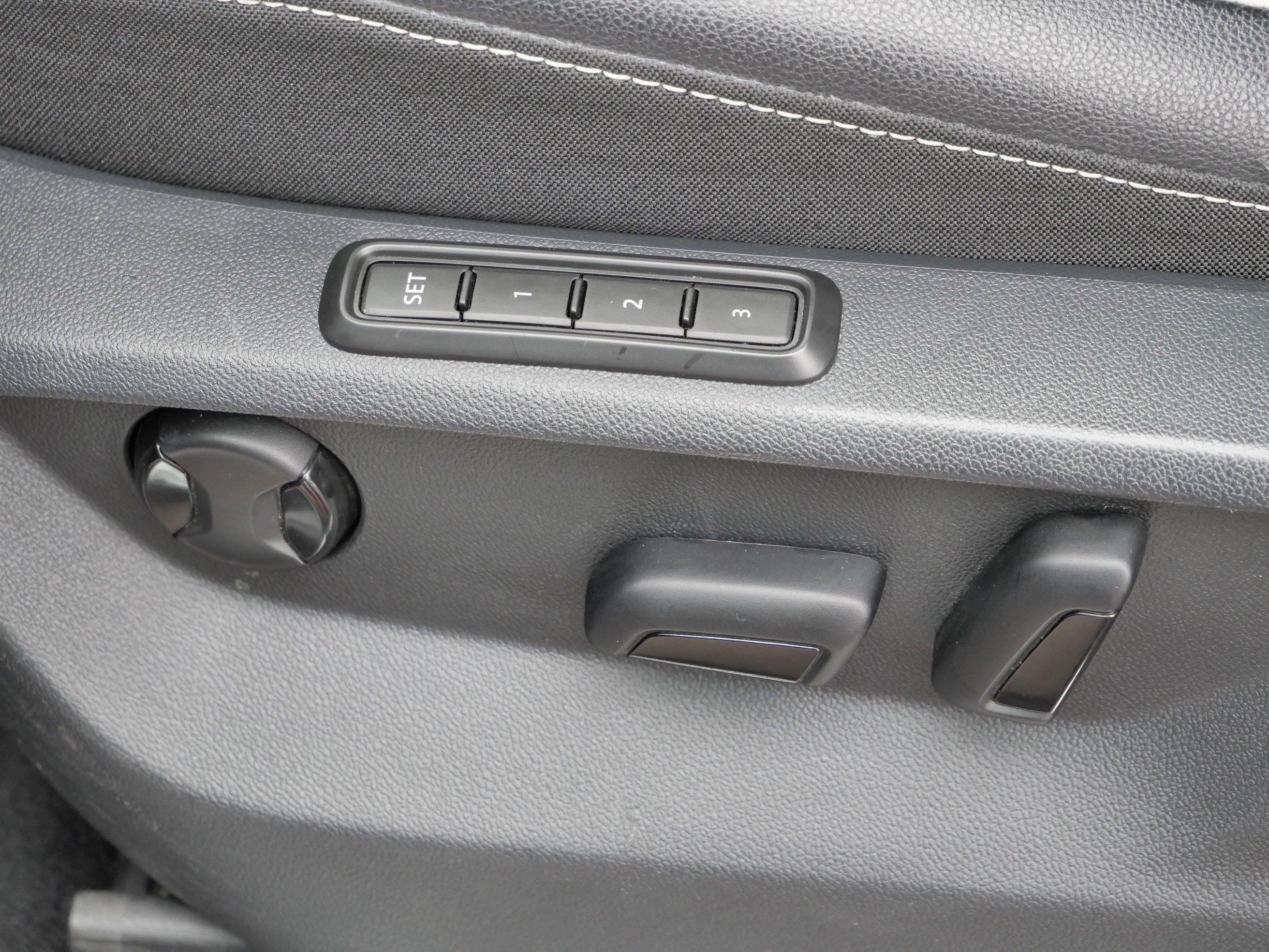 Certified 2022 Volkswagen Tiguan SEL R-Line image 20