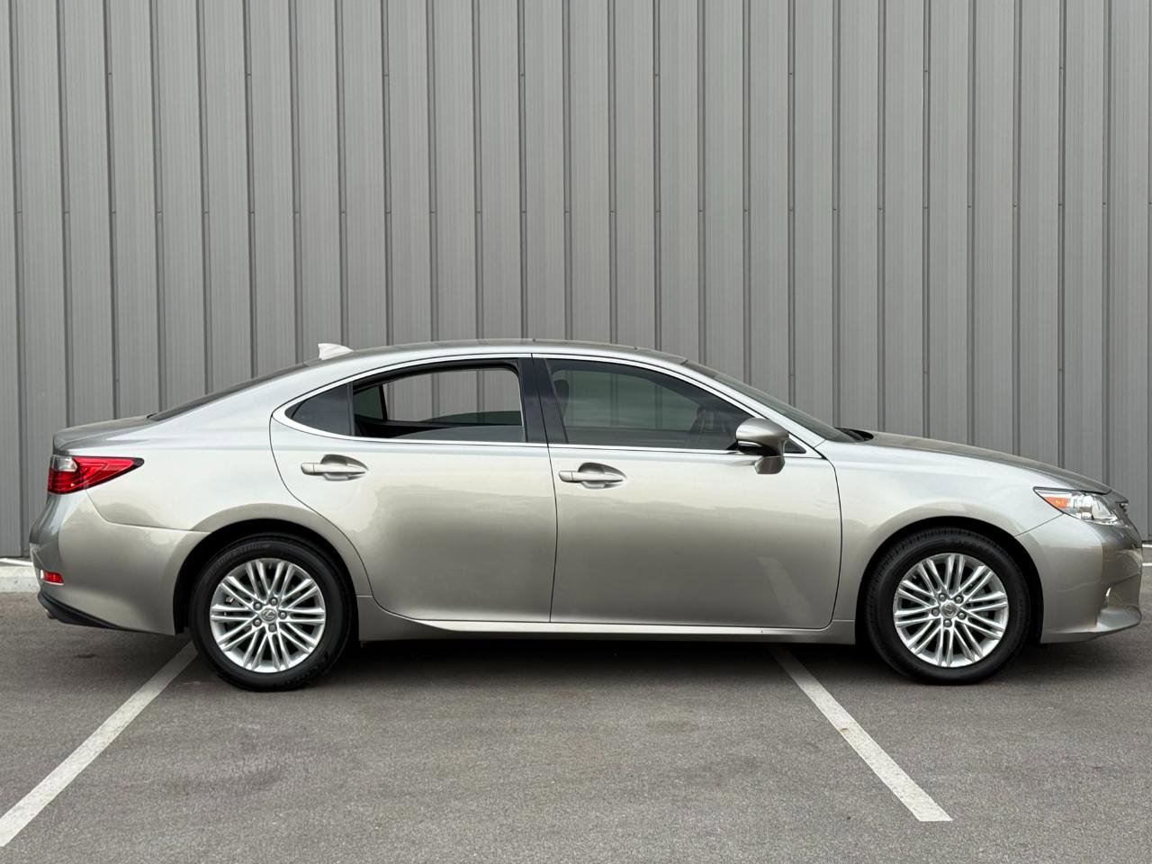 Used 2015 Lexus ES 350 w/ Ultra Luxury Package w/ Luxury Package FWD image 4