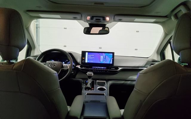 Used 2025 Toyota Sienna XLE FWD image 25