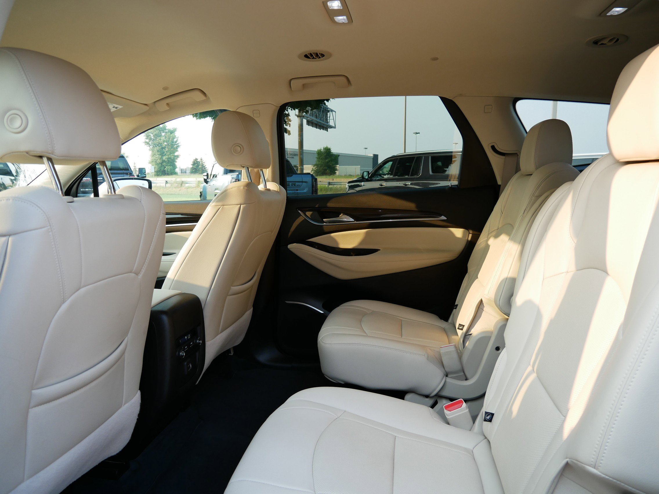 Used 2022 Buick Enclave Essence image 10