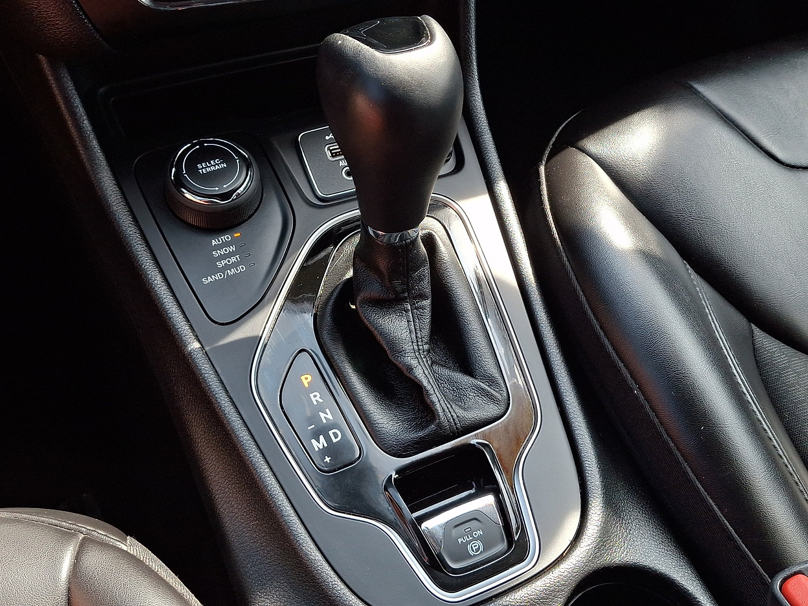 Certified 2020 Jeep Cherokee Latitude Plus AWD/4WD image 14