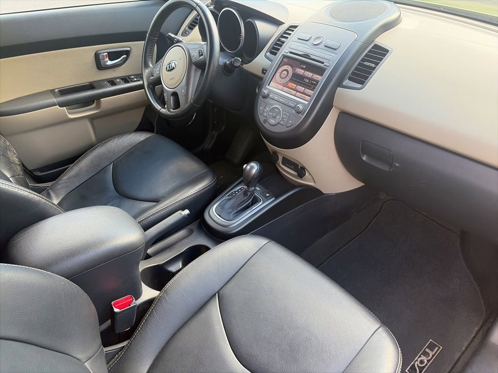 Used 2013 Kia Soul ! w/ Premium Pkg FWD image 13