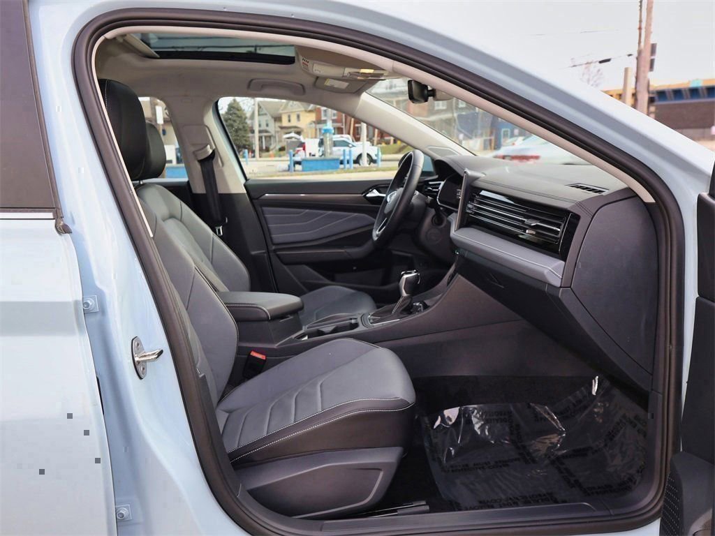 Certified 2025 Volkswagen Jetta SEL image 29