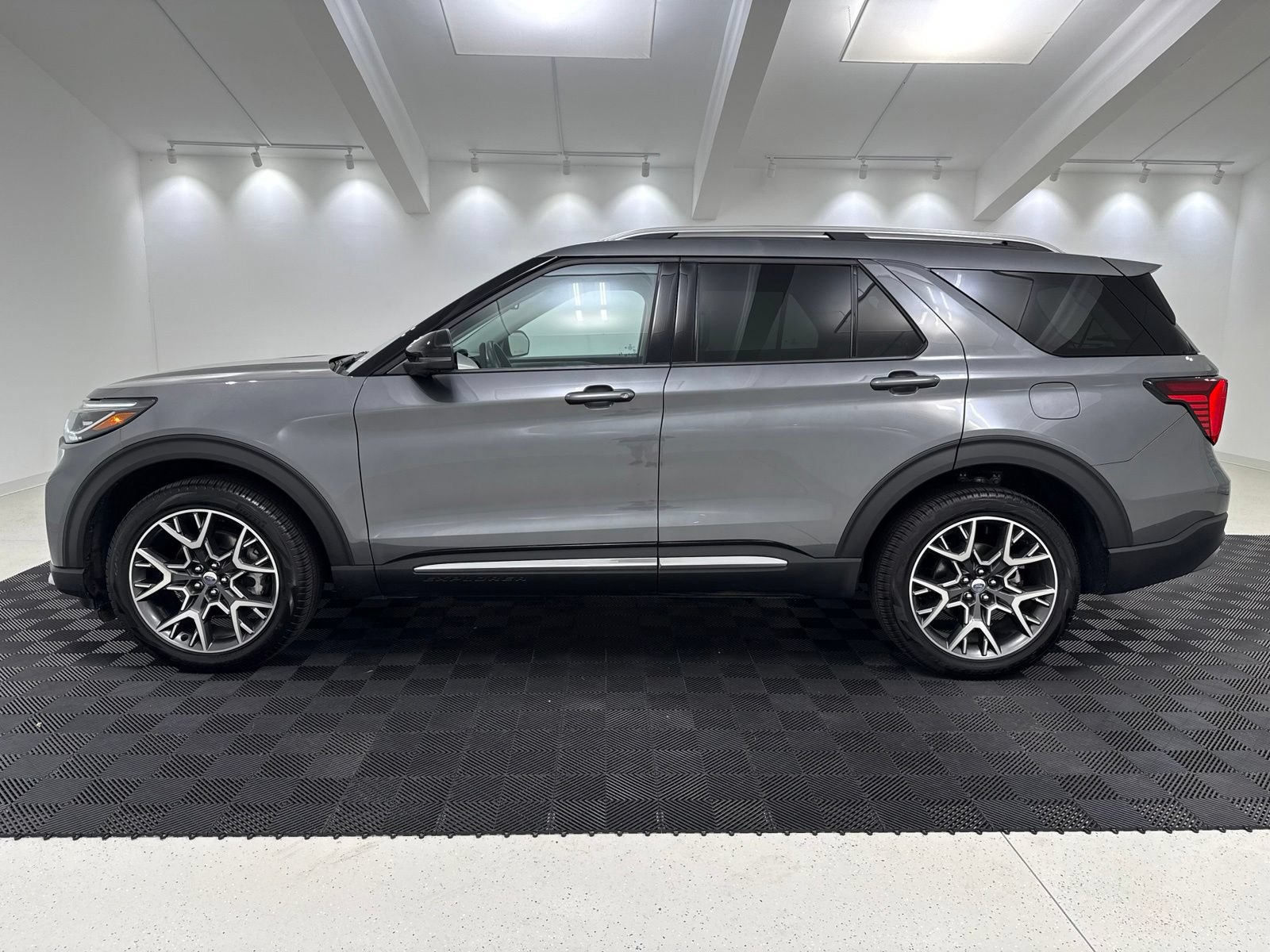 Used 2025 Ford Explorer Platinum w/ Ultimate Package AWD/4WD image 4