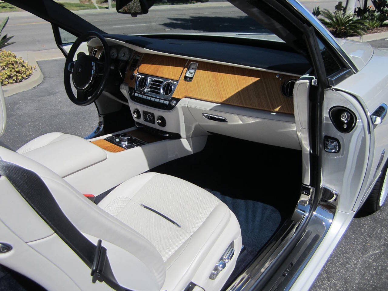 Used 2016 Rolls-Royce Dawn RWD image 30