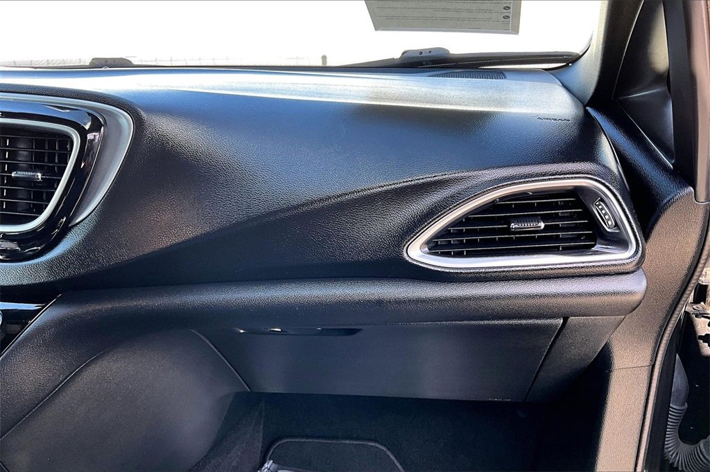 Used 2018 Chrysler Pacifica Touring-L w/ Premium Audio Group image 18