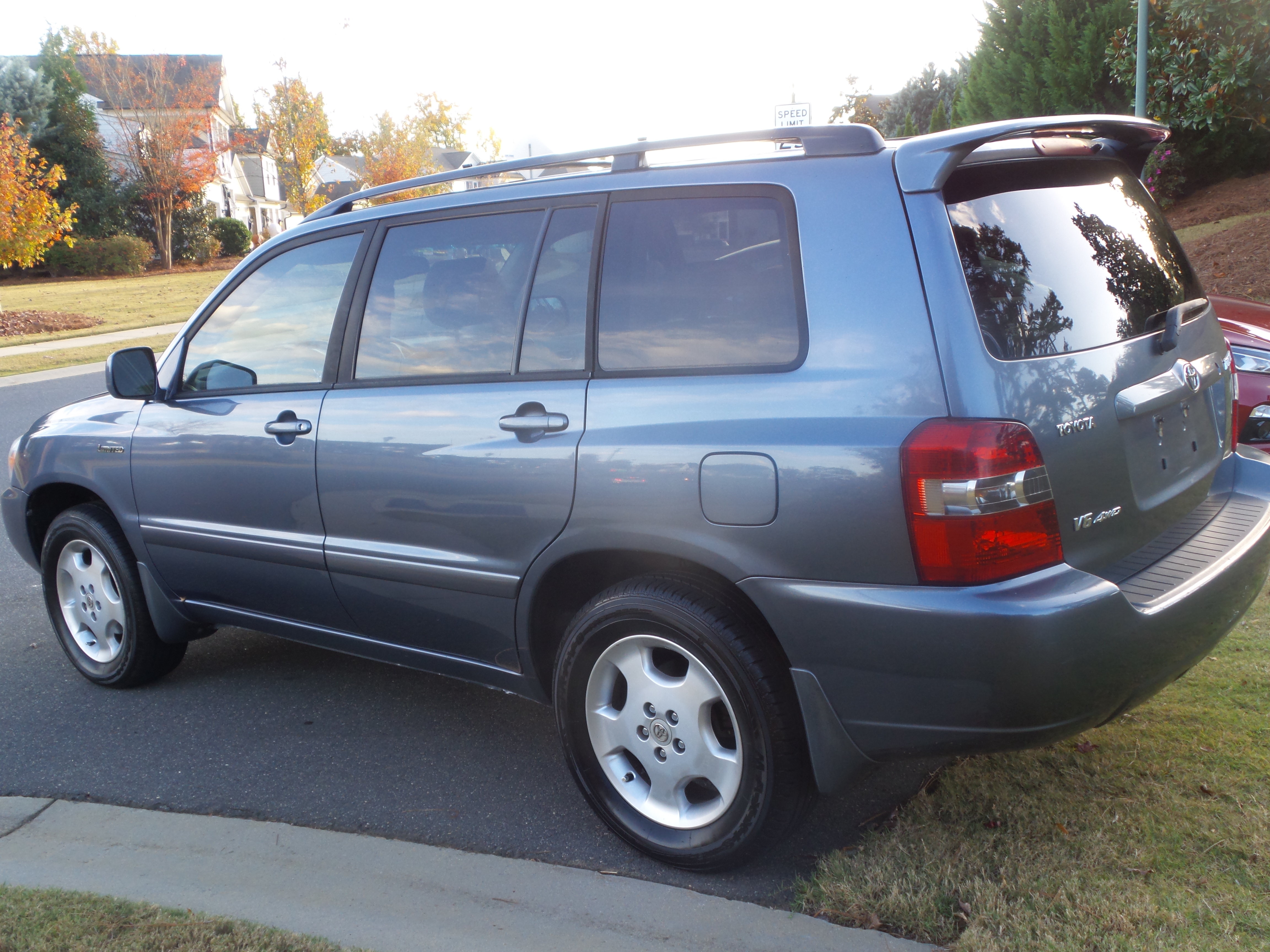 Used 2005 Toyota Highlander 4WD V6 w/ 3rd Row image 8