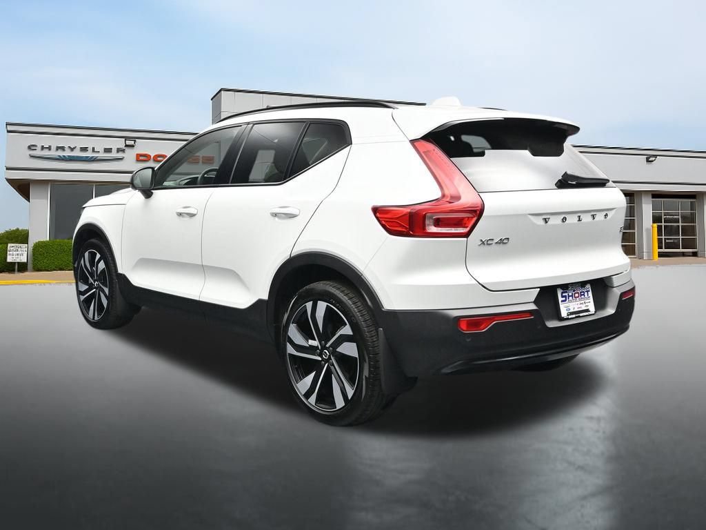 Used 2024 Volvo XC40 B5 Plus w/ Protection Package Premier AWD/4WD image 3