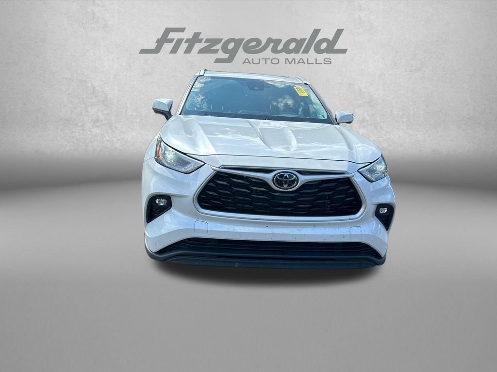 Used 2022 Toyota Highlander XLE AWD/4WD image 2