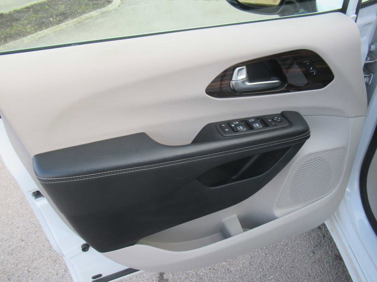 Used 2023 Chrysler Pacifica Limited image 16