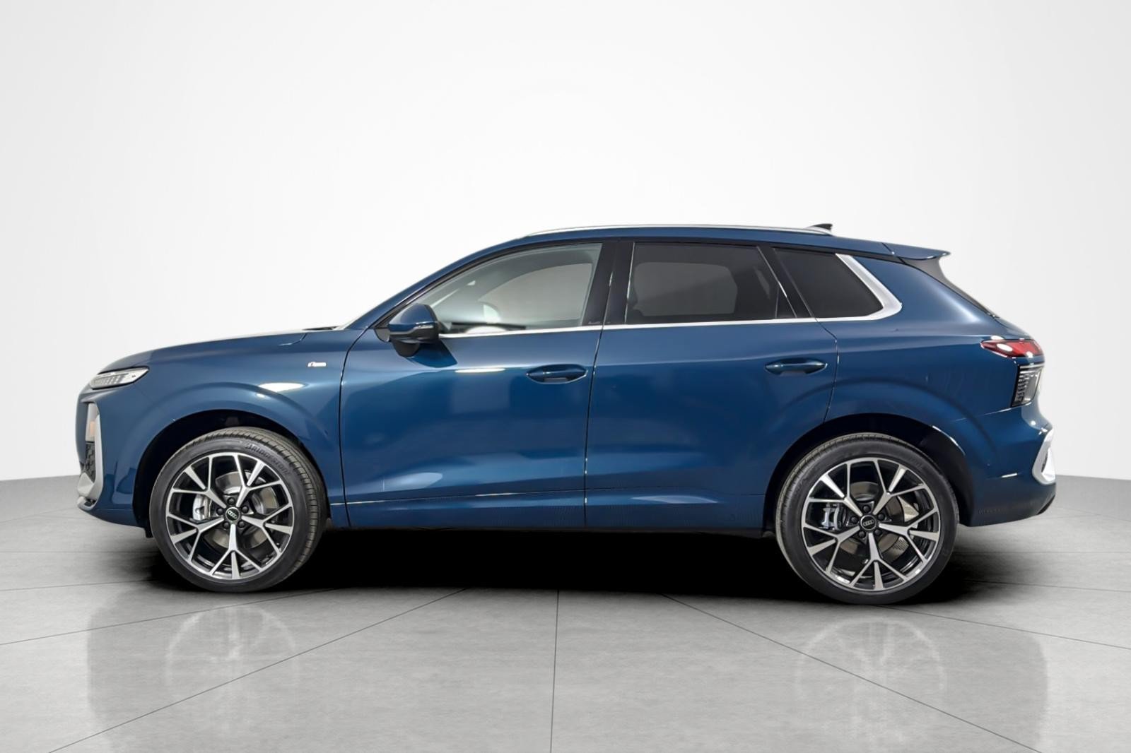 New 2026 Audi Q3 quattro 2.0T AWD/4WD image 3