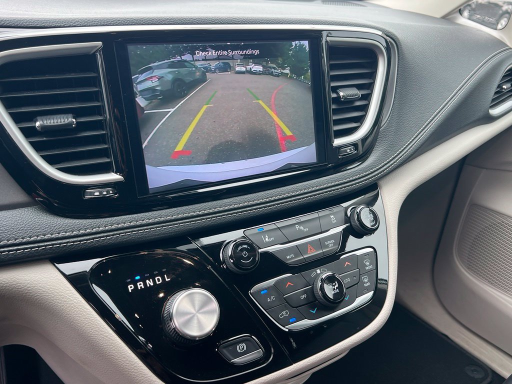 Used 2024 Chrysler Pacifica Limited FWD image 21